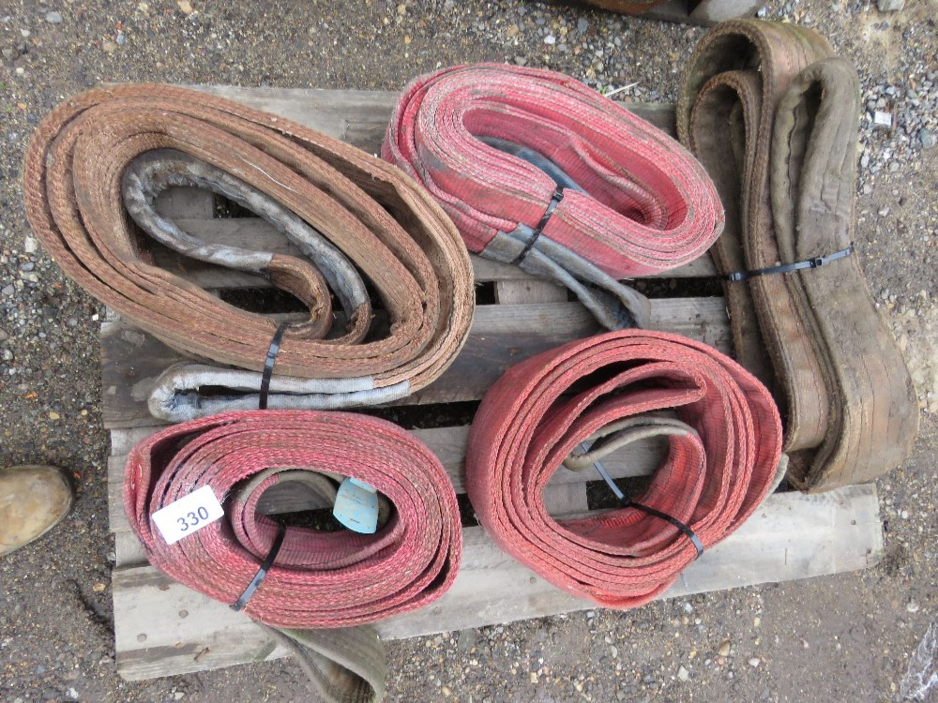 5 X HEAVY DUTY LIFTING SLINGS. THIS LOT IS SOLD UNDER THE AUCTIONEERS MARGIN SCHEME, THEREFORE NO