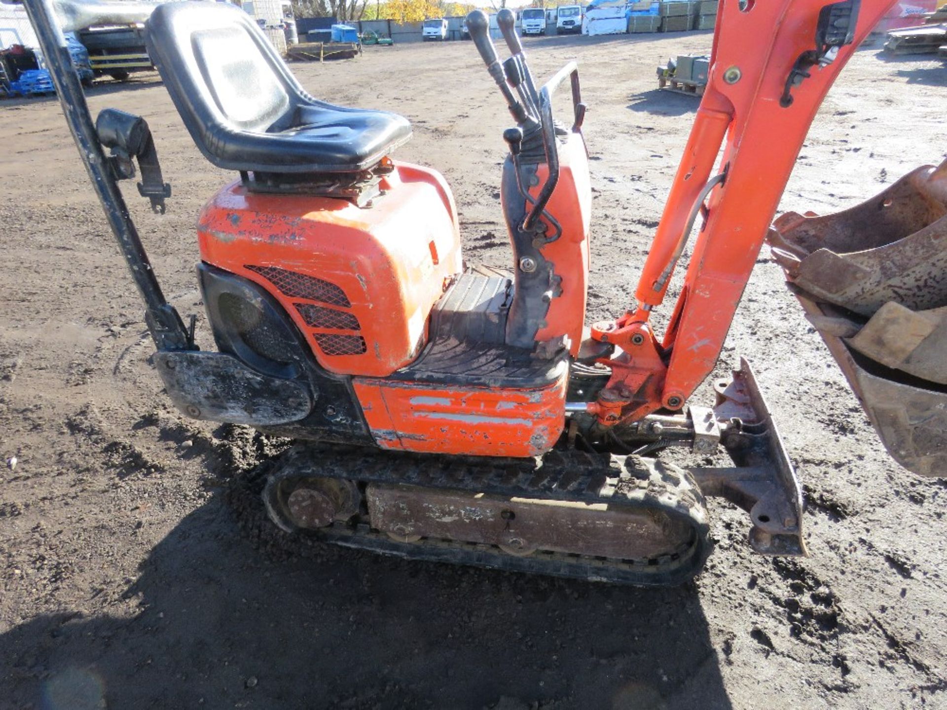 KUBOTA K008-3 MICRO EXCAVATOR WITH 3NO BUCKETS. SN:17804 year 2006 approx. 3703 rec hrs. DIRECT F - Image 4 of 9