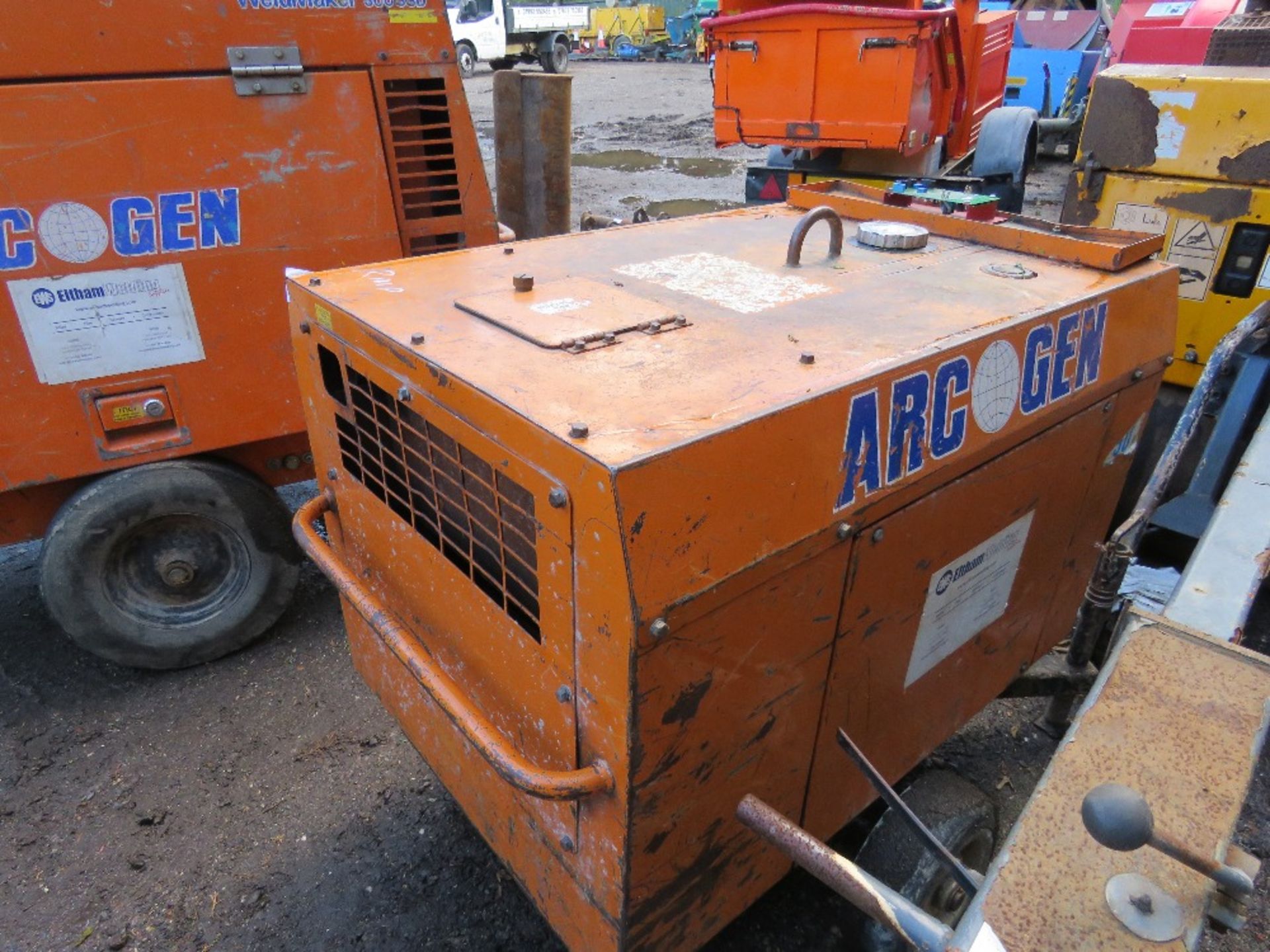 ARCGEN WELDMAKER 200 SSD WELDER GENERATOR. WHEN TESTED WAS SEEN TO RUN, NO POWER SHOWING? WELDING TE - Image 3 of 5