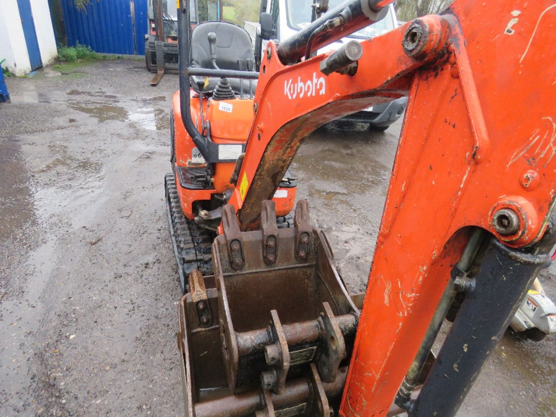 KUBOTA U10-3 MICRO EXCAVATOR YEAR 2014 WITH 3NO BUCKETS. SN:JKUU0103C01H23181 2577 REC HOURS. DIR - Image 3 of 10