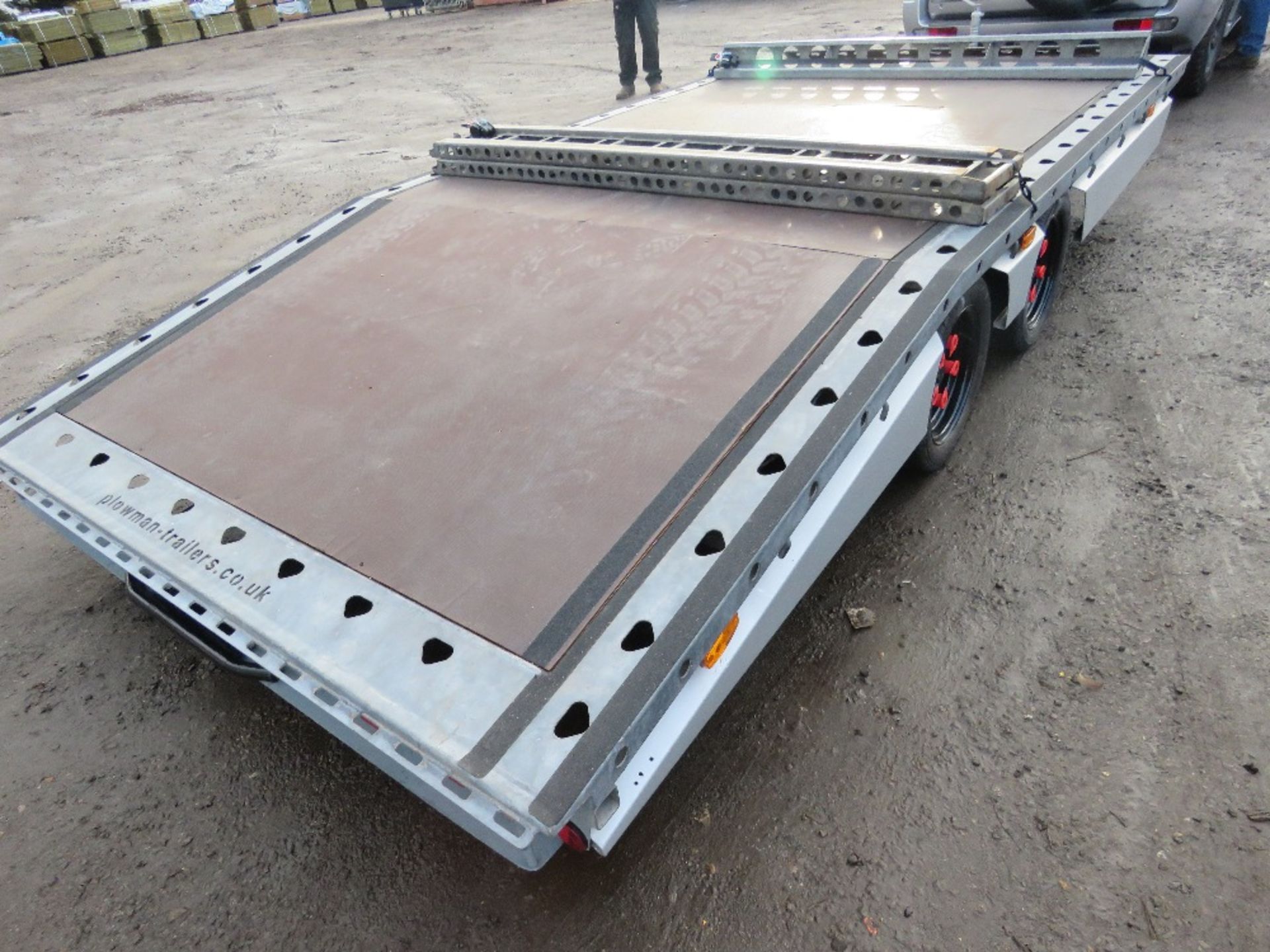PLOWMAN PCT41 TWIN AXLED BEAVERTAIL TRAILER. 13FT X 7FT BED APPROX WITH RAMPS AS SHOWN. 3OOOKG RATED - Image 4 of 8