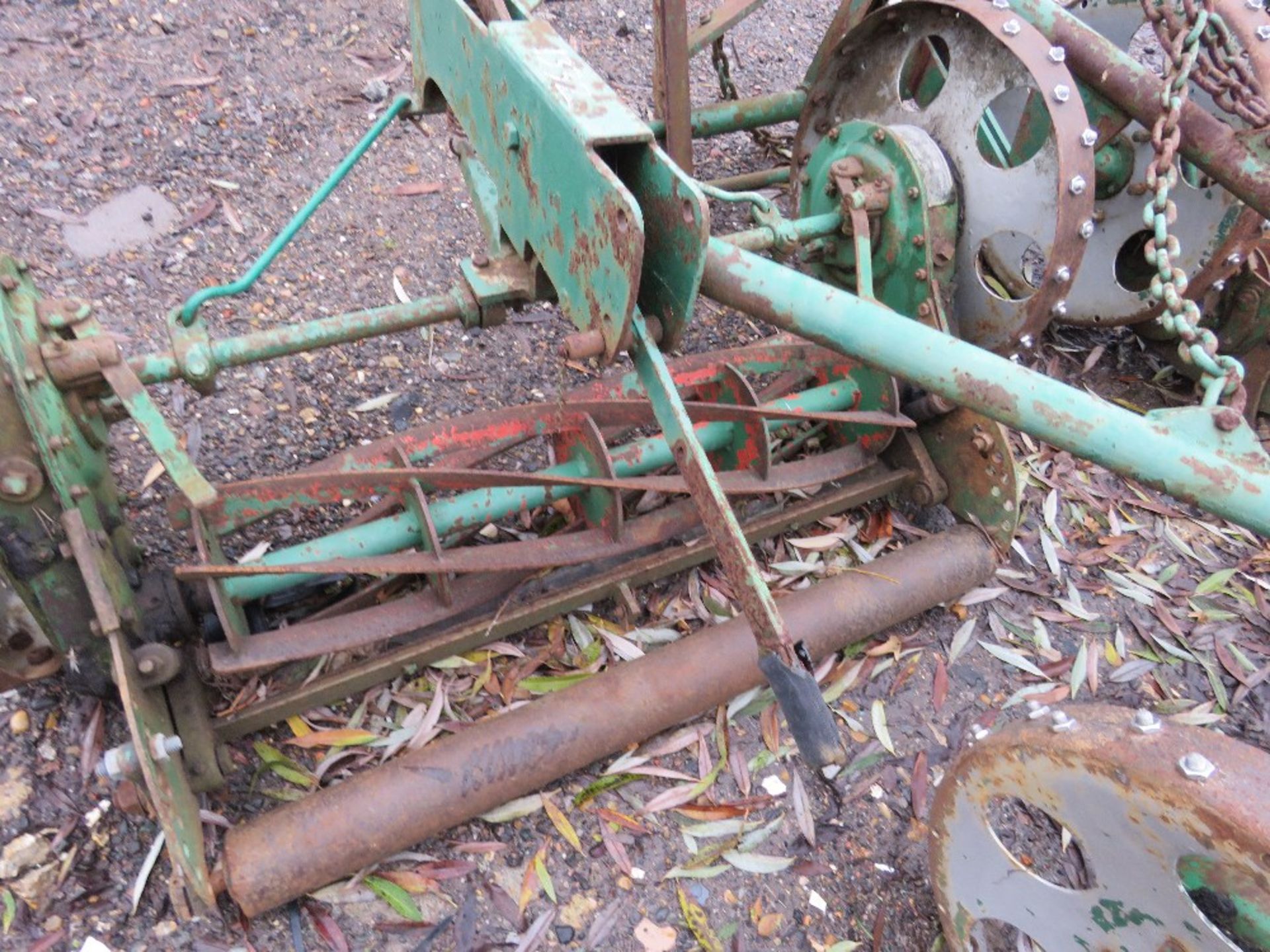 SET OF TRAILED WHEEL DRIVEN GANG MOWERS, TRACTOR MOUNTED. THIS LOT IS SOLD UNDER THE AUCTIONEERS - Image 3 of 6