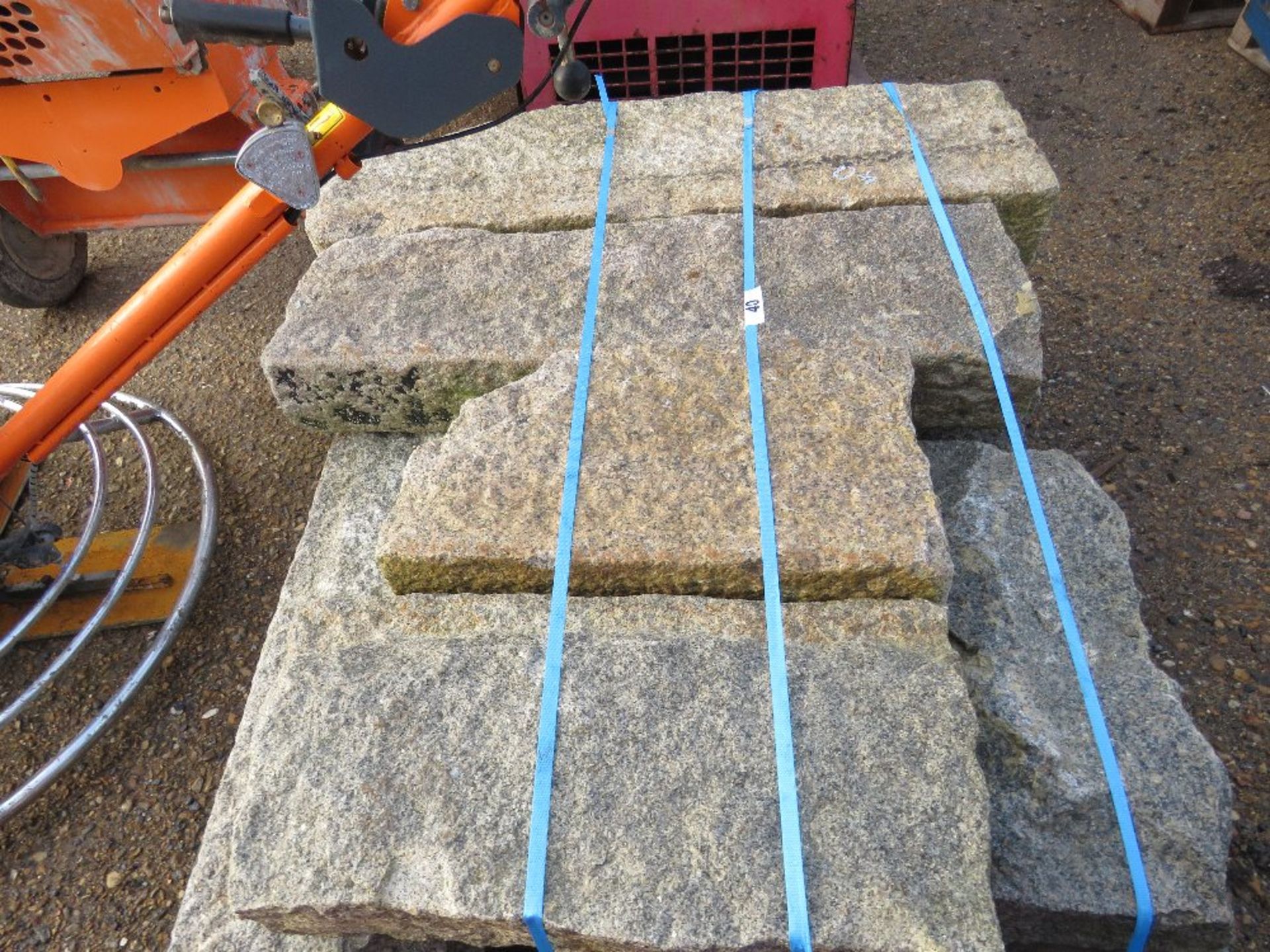 PALLET OF LARGE DECORATIVE GRANITE KERBS. - Image 3 of 3