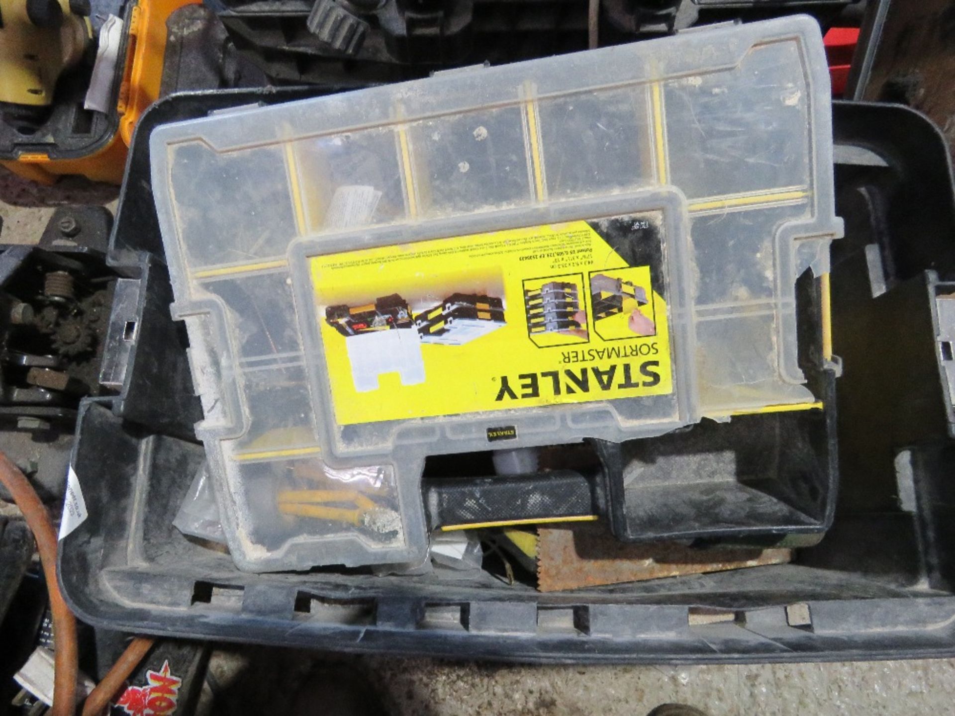 WHEELED TOOLBOX PLUS 2 X TOOL BAGS AND A SPACE HEATER. - Image 8 of 10