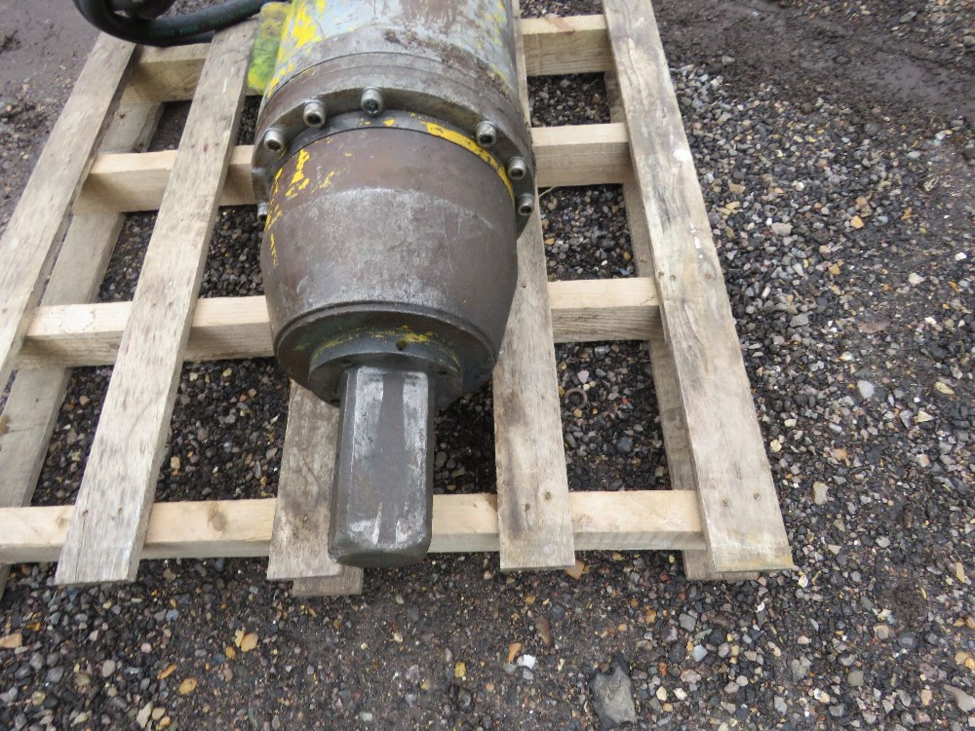 EXCAVATOR MOUNTED AUGER DRIVE HEAD. 45MM TOP PIN, 75MM SQUARE DRIVE SHAFT. - Image 3 of 5