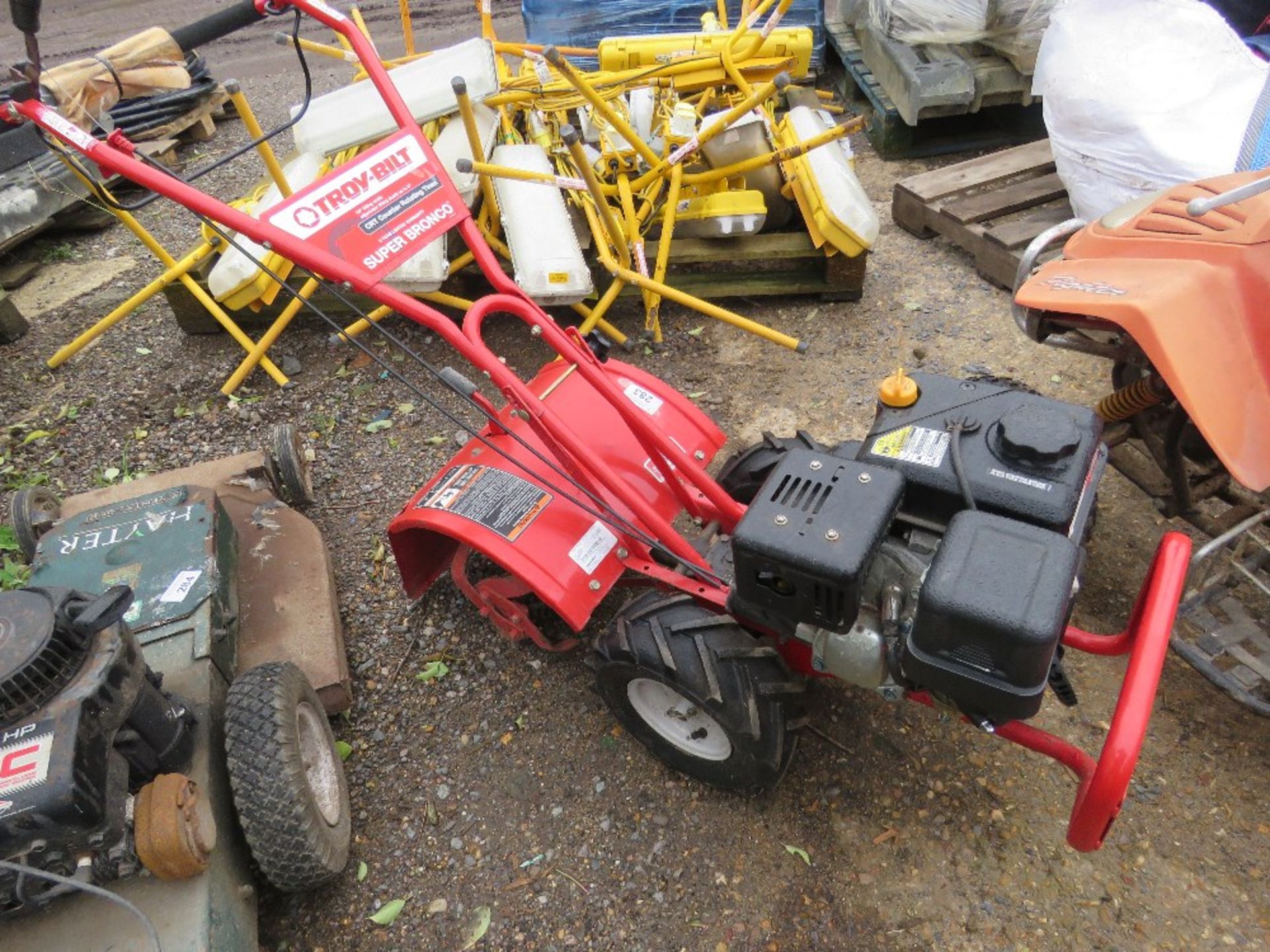 TROYBUILT HEAVY DUTY REAR TINE ROTORVATOR. THIS LOT IS SOLD UNDER THE AUCTIONEERS MARGIN SCHEME, - Image 3 of 6