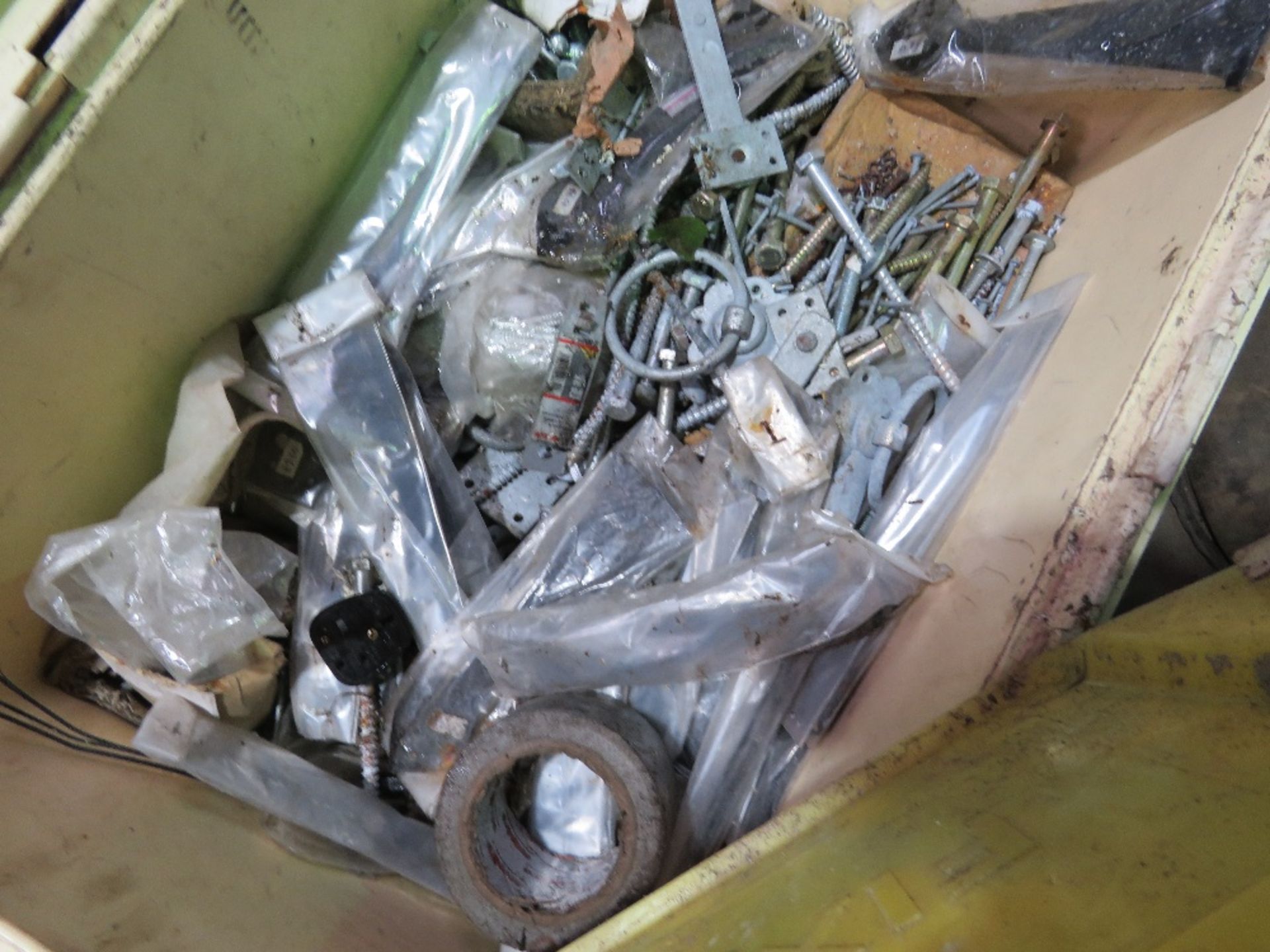 BOX OF FIXINGS AND SUNDRIES. THIS LOT IS SOLD UNDER THE AUCTIONEERS MARGIN SCHEME, THEREFORE NO V - Image 4 of 5