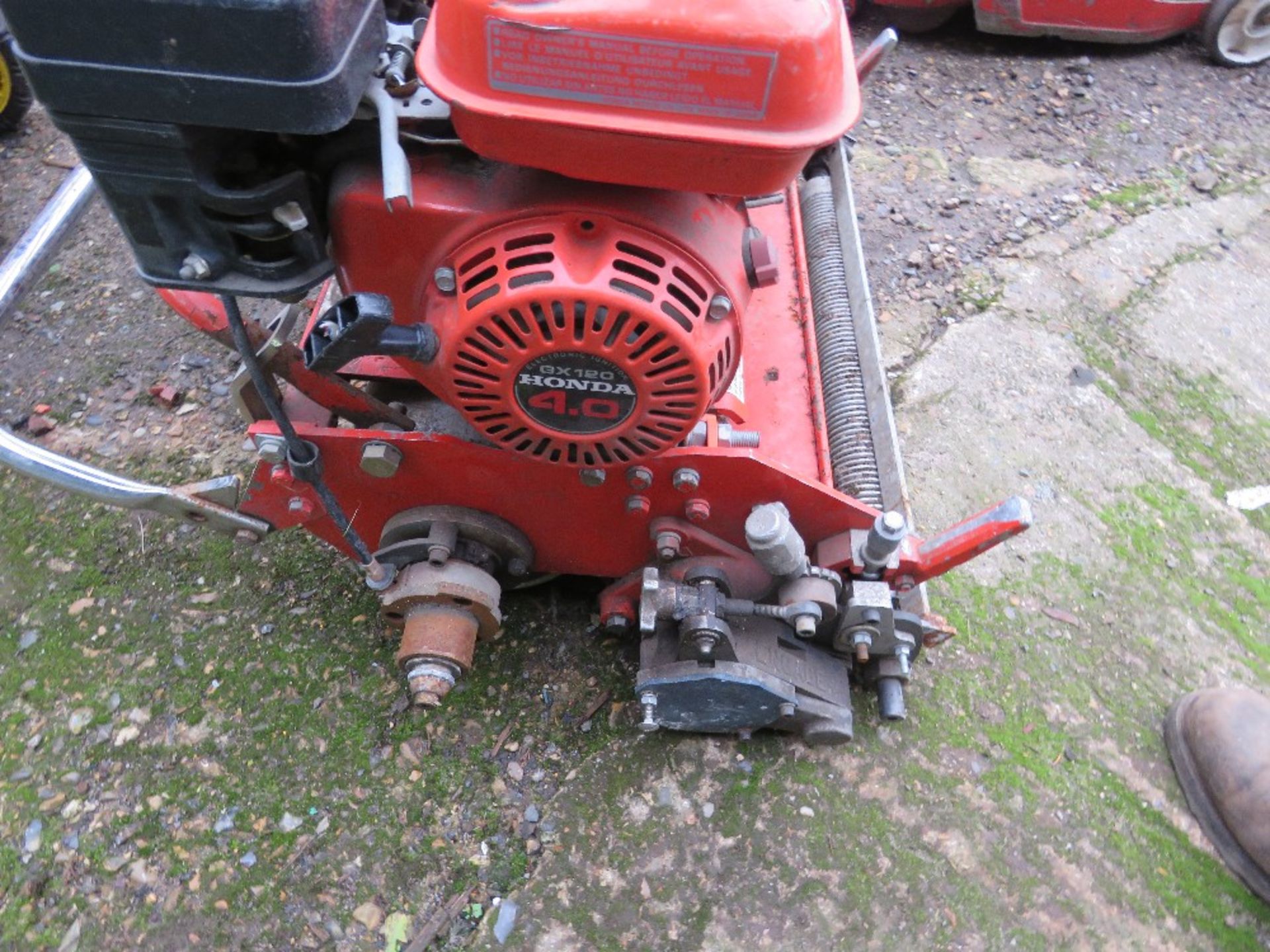 JACOBSEN PETROL ENGINED GREEN KING 522 CYLINDER LAWN MOWERN HONDA ENGINE, NO BOX. THIS LOT IS SOL - Image 5 of 6