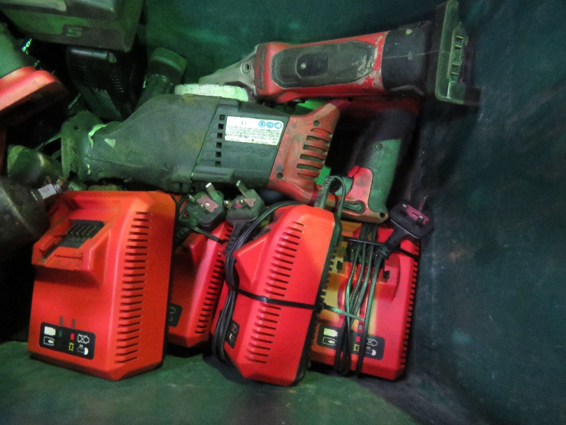 BOX OF ASSORTED BATTERY DRIVERS, INCLUDING SNAPON TYPE.OWNER RETIRING. THIS LOT IS SOLD UNDER THE - Image 5 of 6