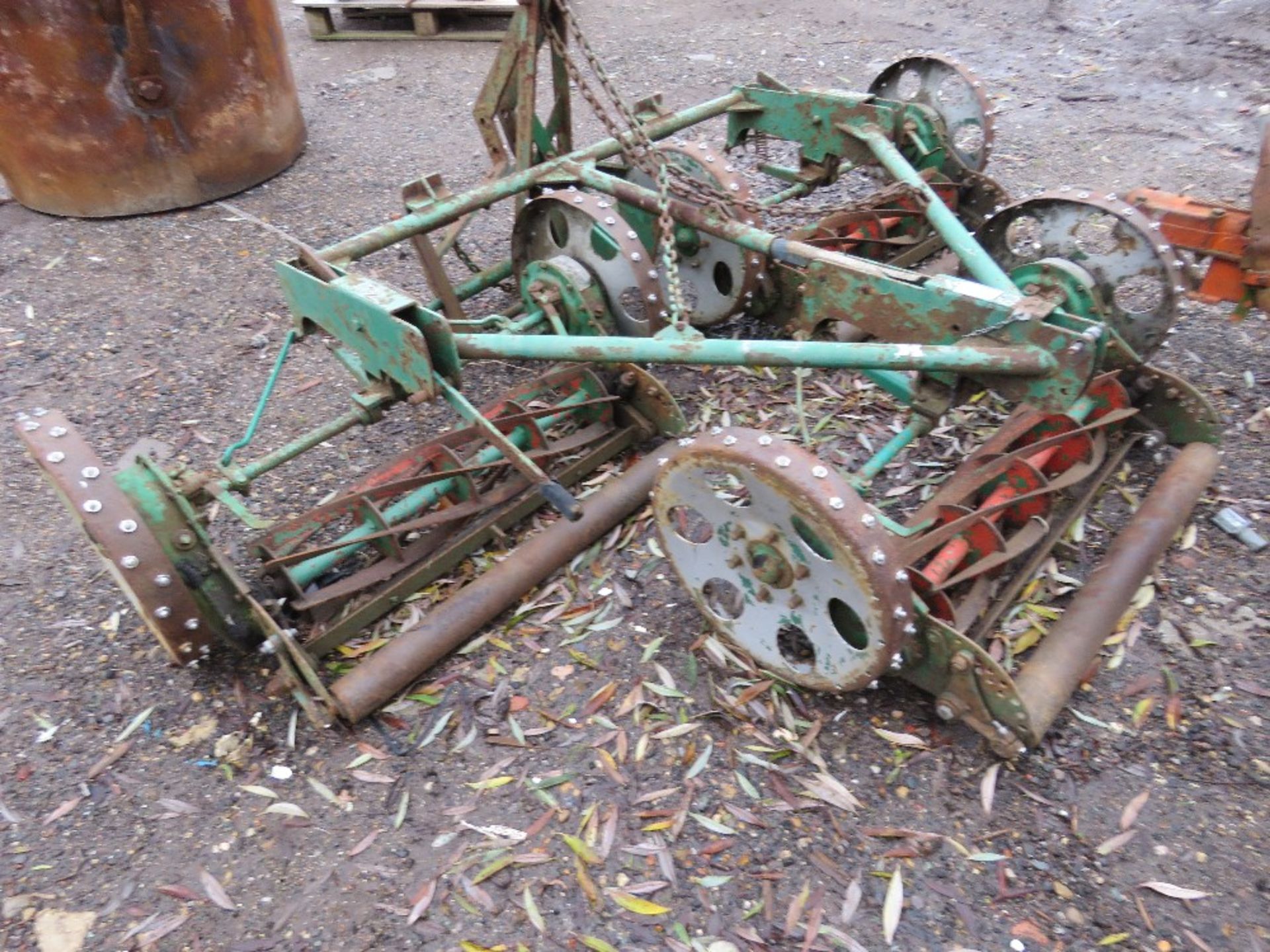 SET OF TRAILED WHEEL DRIVEN GANG MOWERS, TRACTOR MOUNTED. THIS LOT IS SOLD UNDER THE AUCTIONEERS - Image 2 of 6