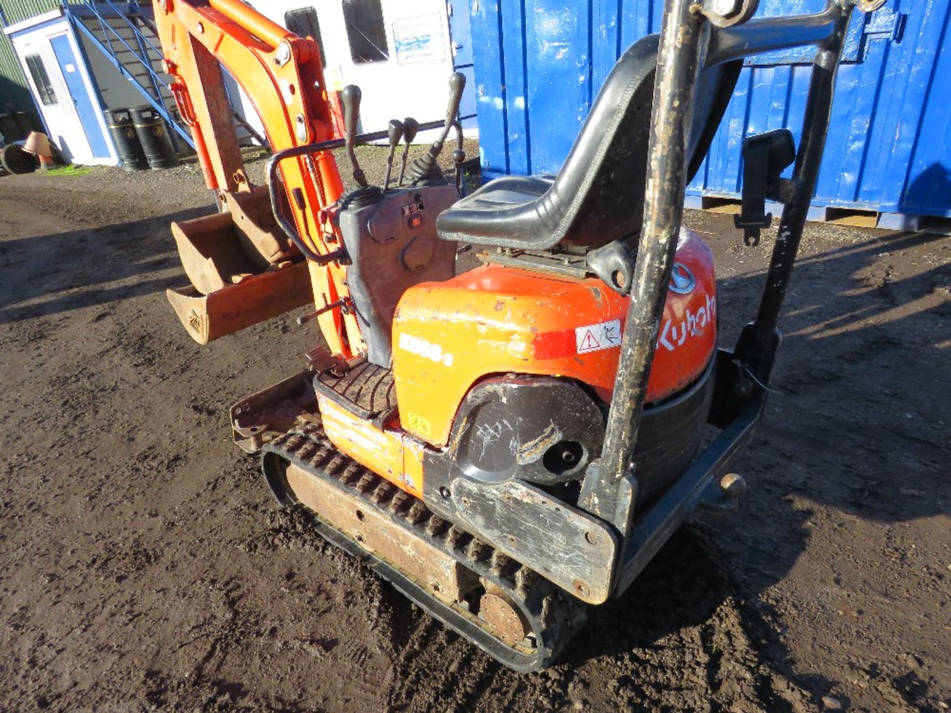 KUBOTA K008-3 MICRO EXCAVATOR WITH 3NO BUCKETS. SN:17804 year 2006 approx. 3703 rec hrs. DIRECT F - Image 6 of 9