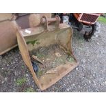 3FT WIDE EXCAVATOR BUCKET ON 45MM PINS. THIS LOT IS SOLD UNDER THE AUCTIONEERS MARGIN SCHEME, TH