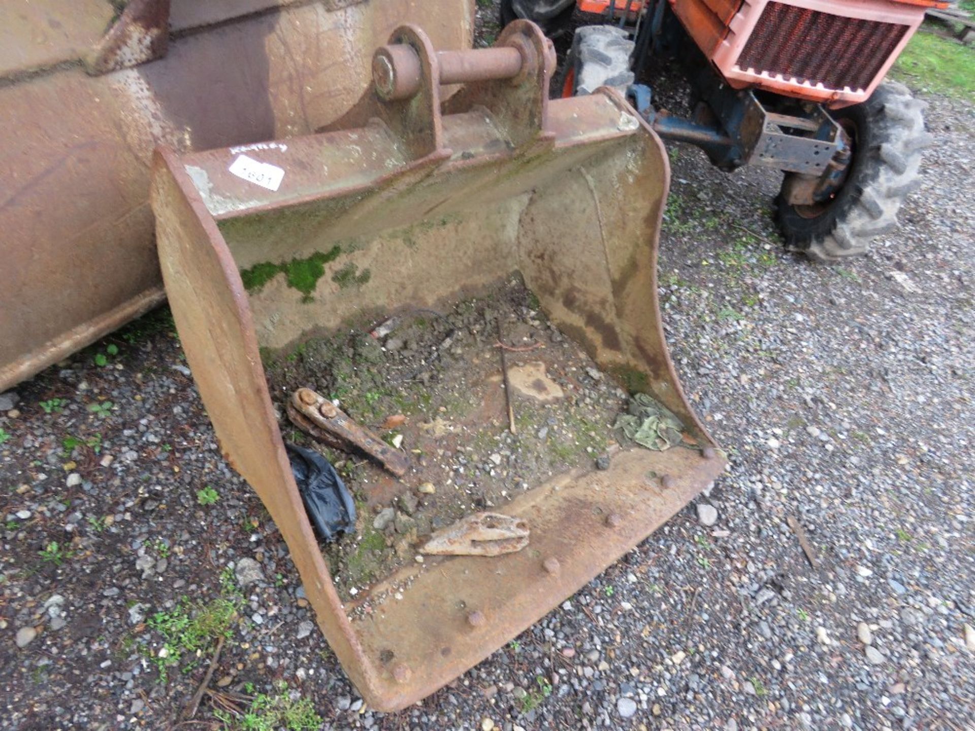 3FT WIDE EXCAVATOR BUCKET ON 45MM PINS. THIS LOT IS SOLD UNDER THE AUCTIONEERS MARGIN SCHEME, TH