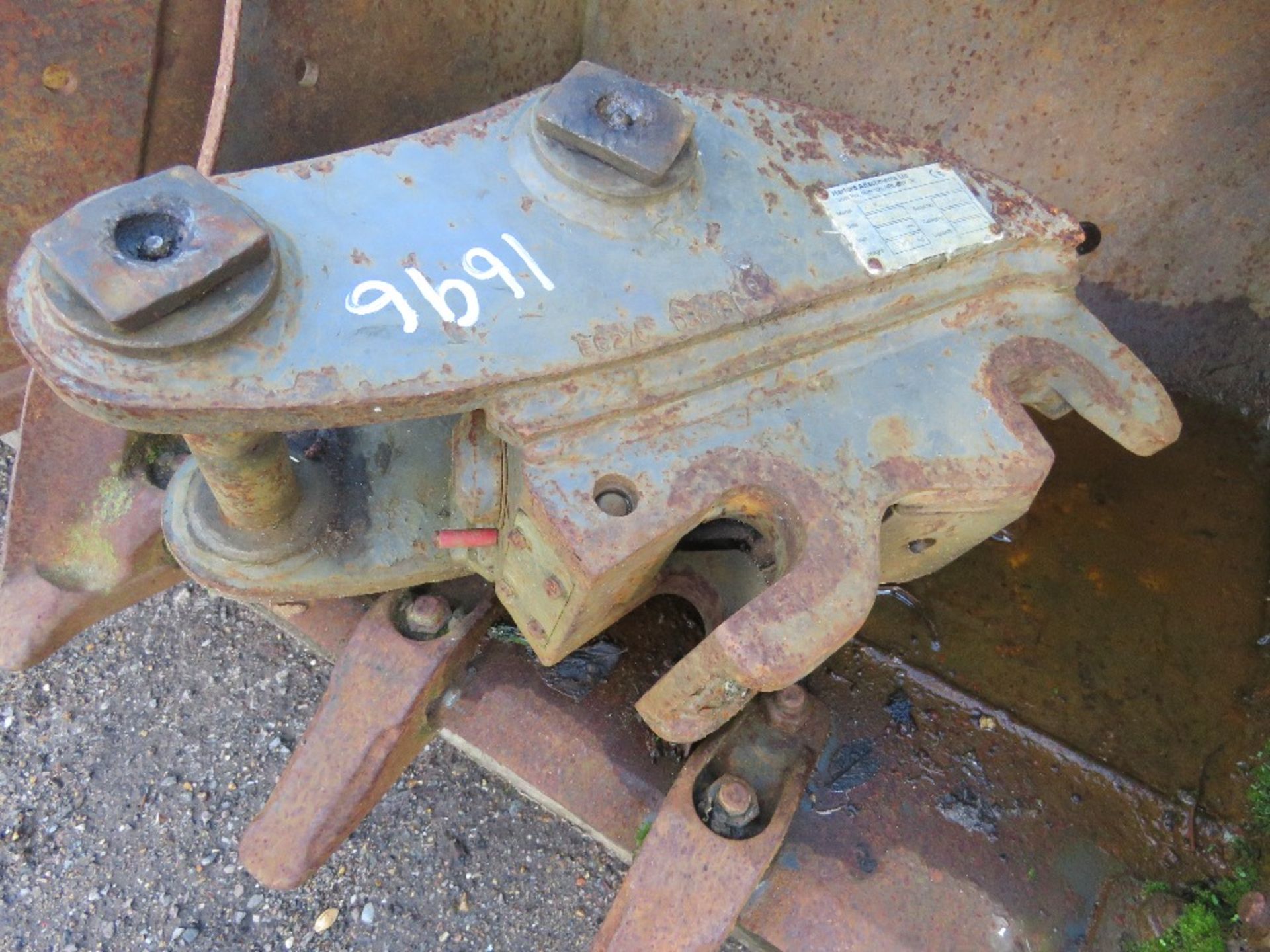 SET OF 3NO VOLVO EC27 EXCAVATOR BUCKETS WITH A MANUAL QUICK HITCH. LITTLE SIGNS OF USEAGE?? - Image 3 of 5