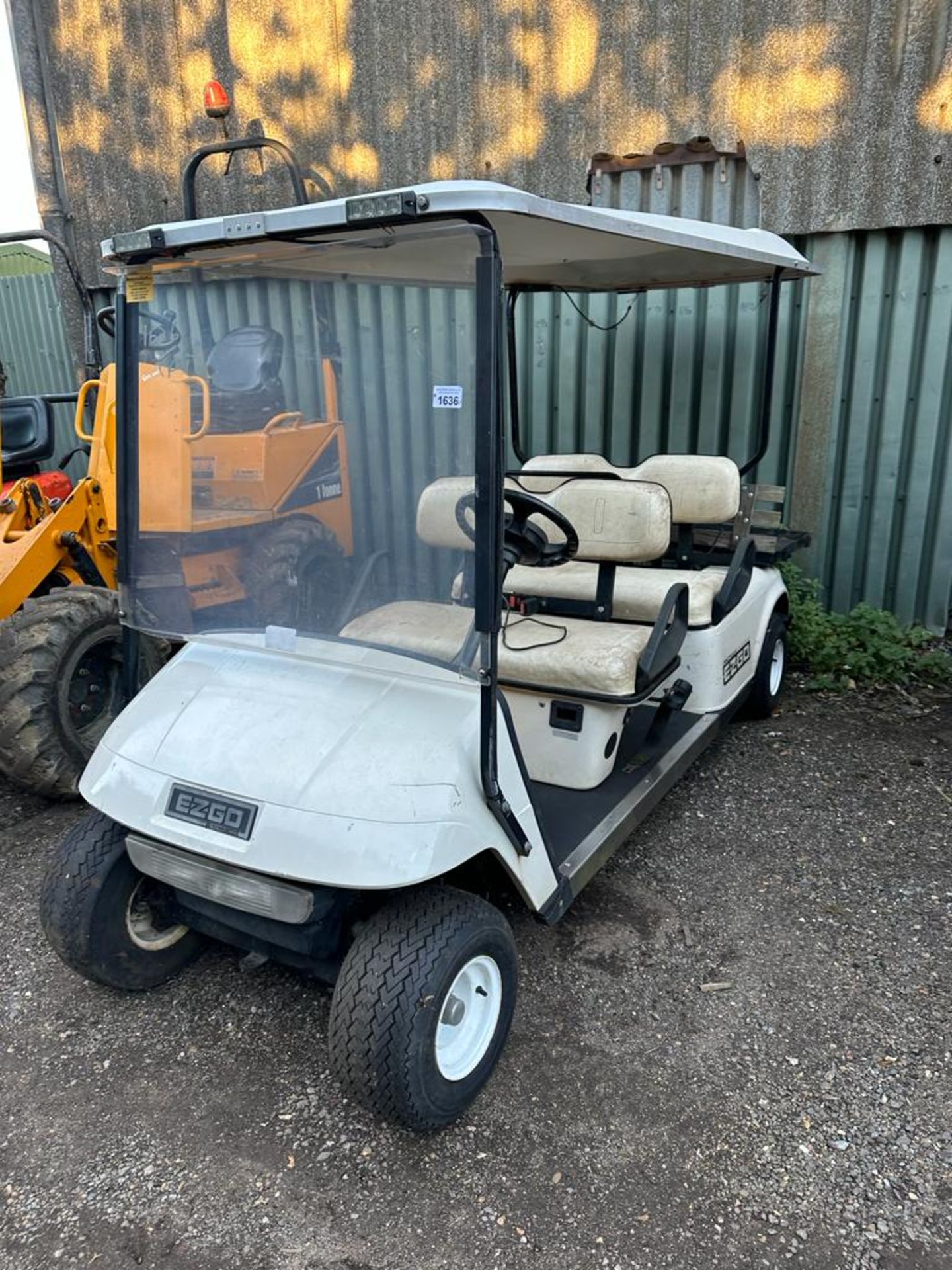 EZGO SHUTTLE4 LONG WHEEL BASE ELECTRIC GOLF BUGGY WITH CHARGER. BATTERY FLAT, UNTESTED. WITH KEY.