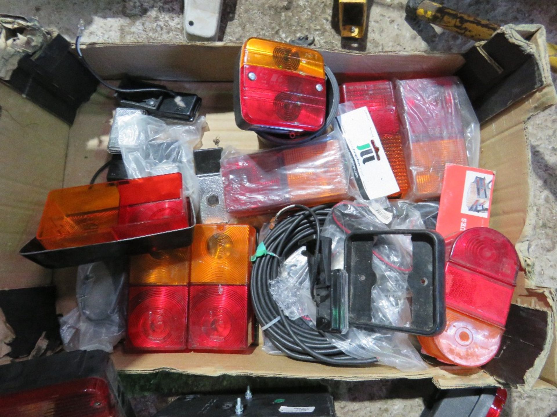 TRAY OF TRAILER LIGHTS AND LENSES. - Image 2 of 3