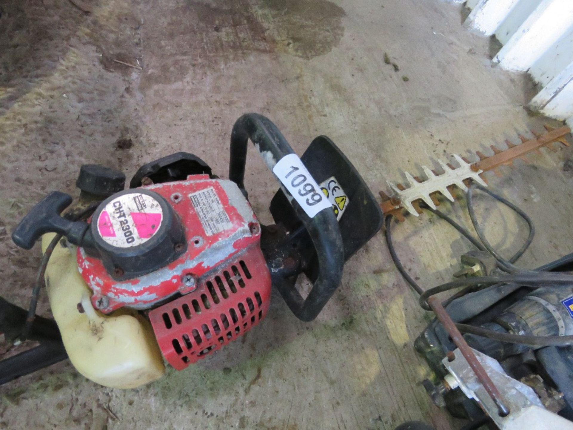 PETROL ENGINED HEDGE CUTTER. THIS LOT IS SOLD UNDER THE AUCTIONEERS MARGIN SCHEME, THEREFORE NO V - Image 3 of 3