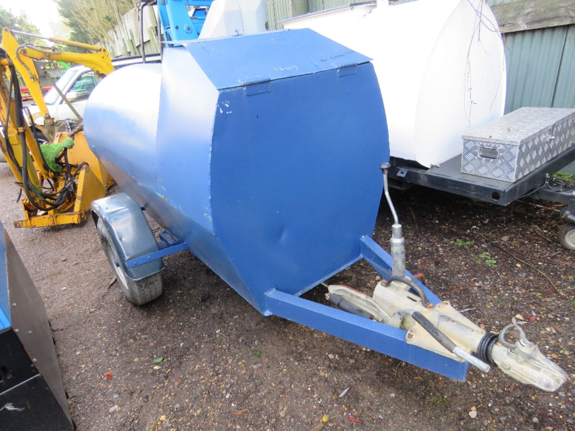 BID INCREMENT NOW £40! TOWED 1000LITRE CAPACITY DIESEL BOWSER WITH 12 VOLT PUMP.