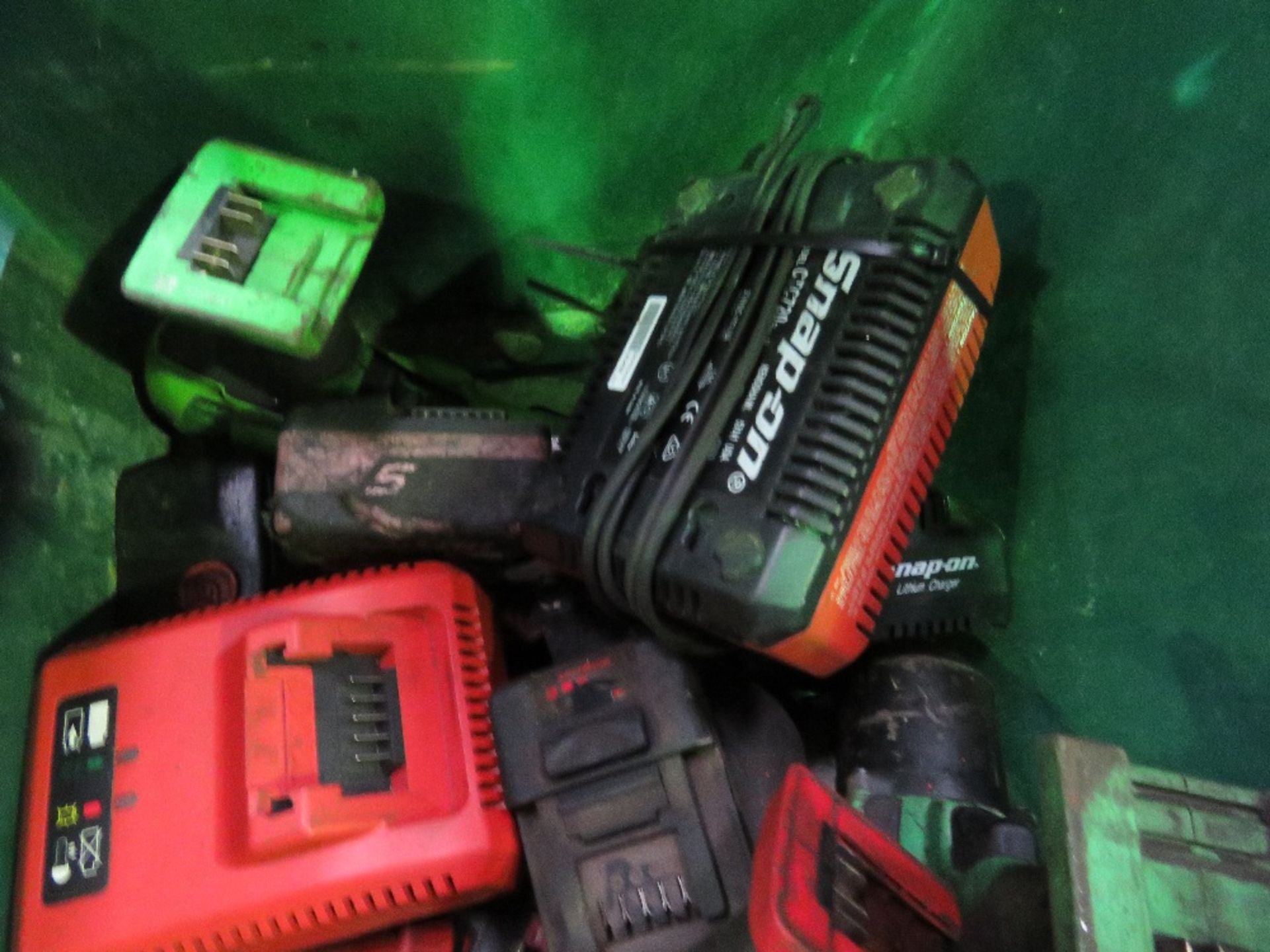 BOX OF ASSORTED BATTERY DRIVERS, INCLUDING SNAPON TYPE.OWNER RETIRING. THIS LOT IS SOLD UNDER THE - Image 2 of 6