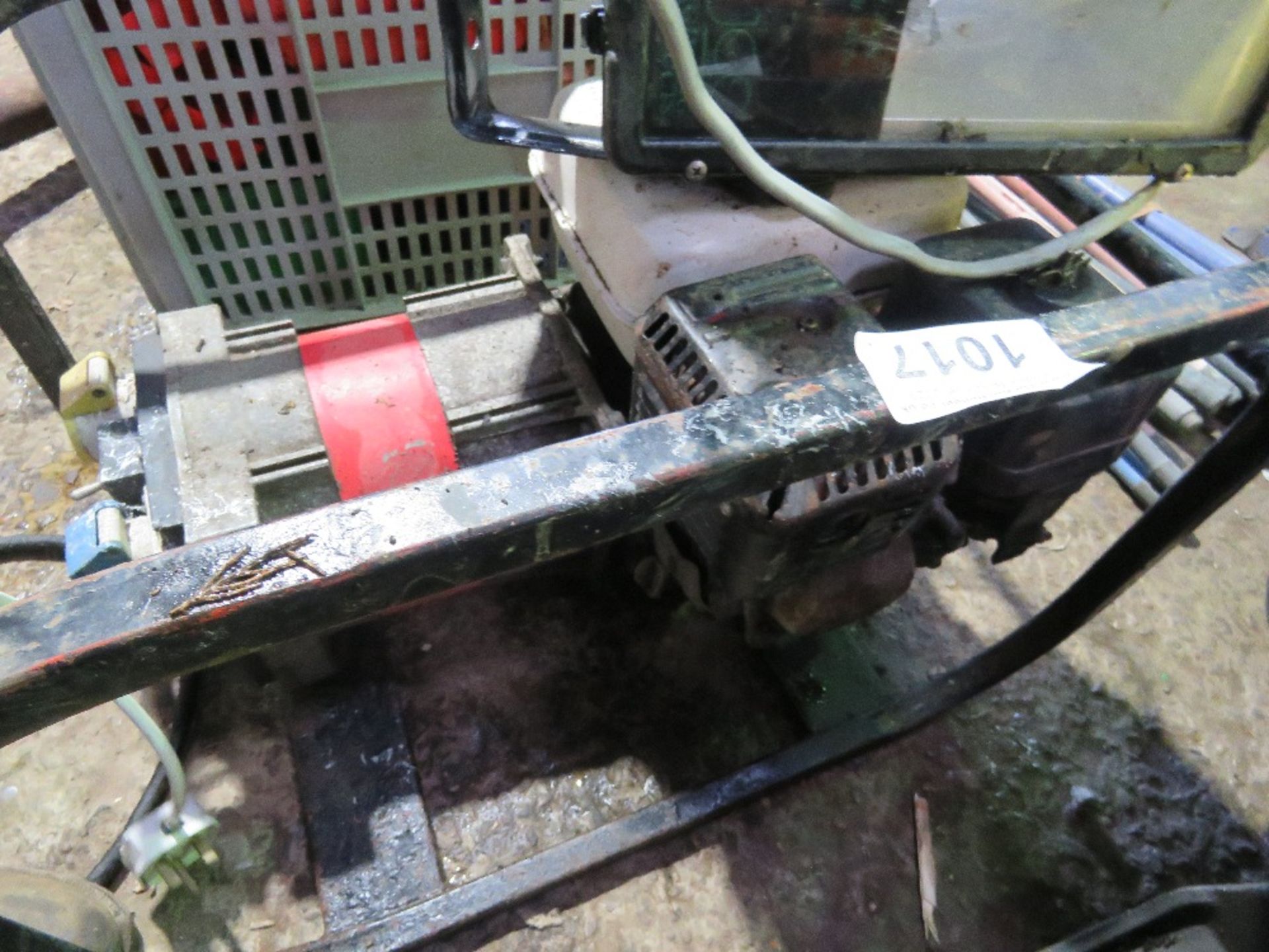 PETROL ENGINED GENERATOR PLUS 2 X 240VOLT YARD LIGHTS. - Image 4 of 4