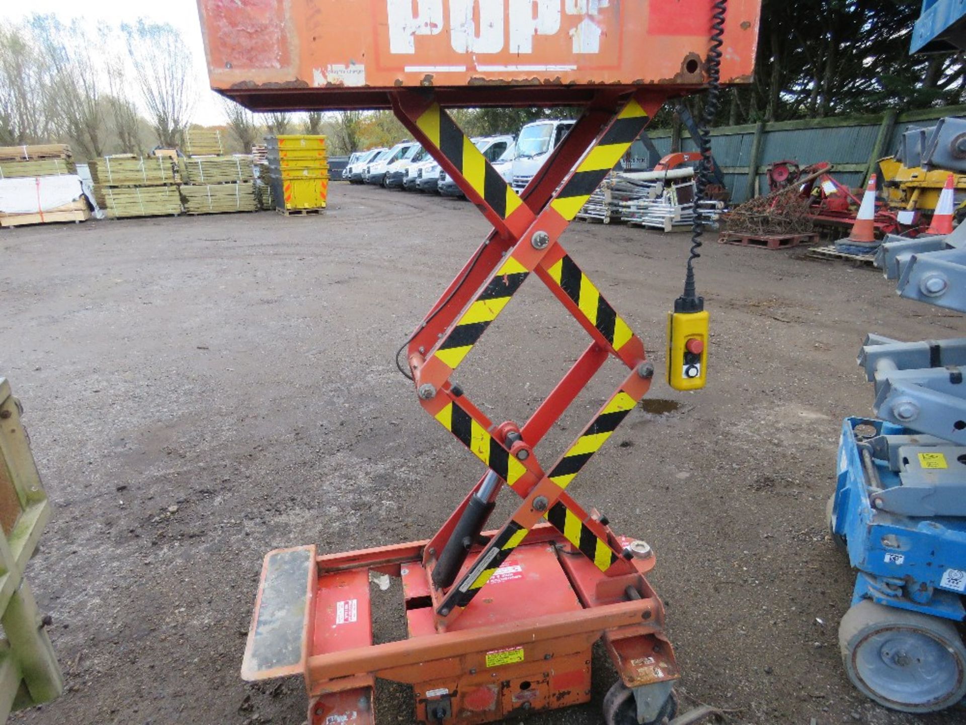POP UP SCISSOR LIFT ACCESS UNIT. YEAR 2008 BUILD. . WHEN TESTED WAS SEEN TO LIFT AND LOWER. DIRECT - Image 6 of 8