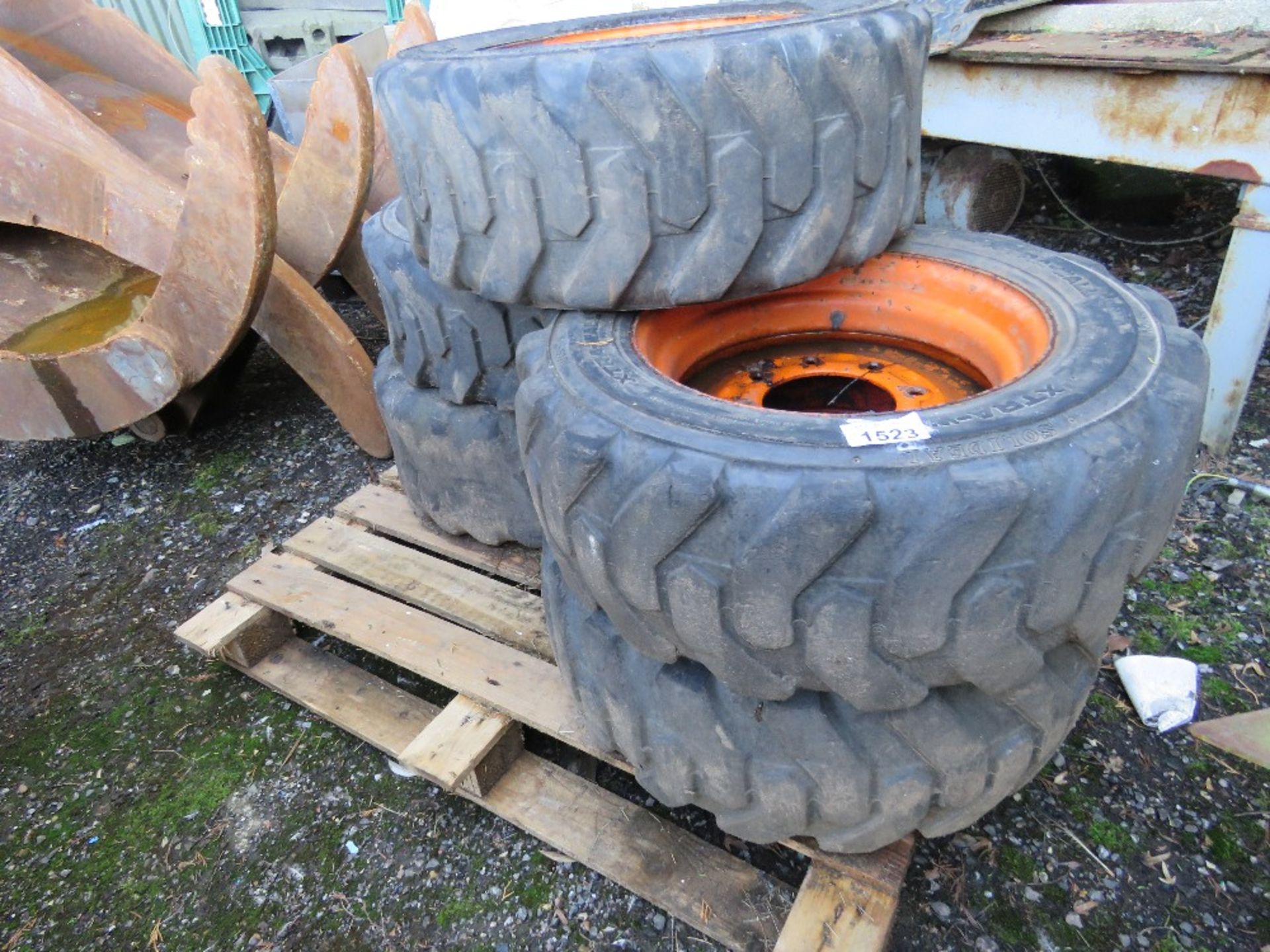 5NO SKID STEER LOADER WHEELS AND TYRES 10-16.5 SIZE. DIRECT FROM LOCAL SMALLHOLDING. THIS LOT IS