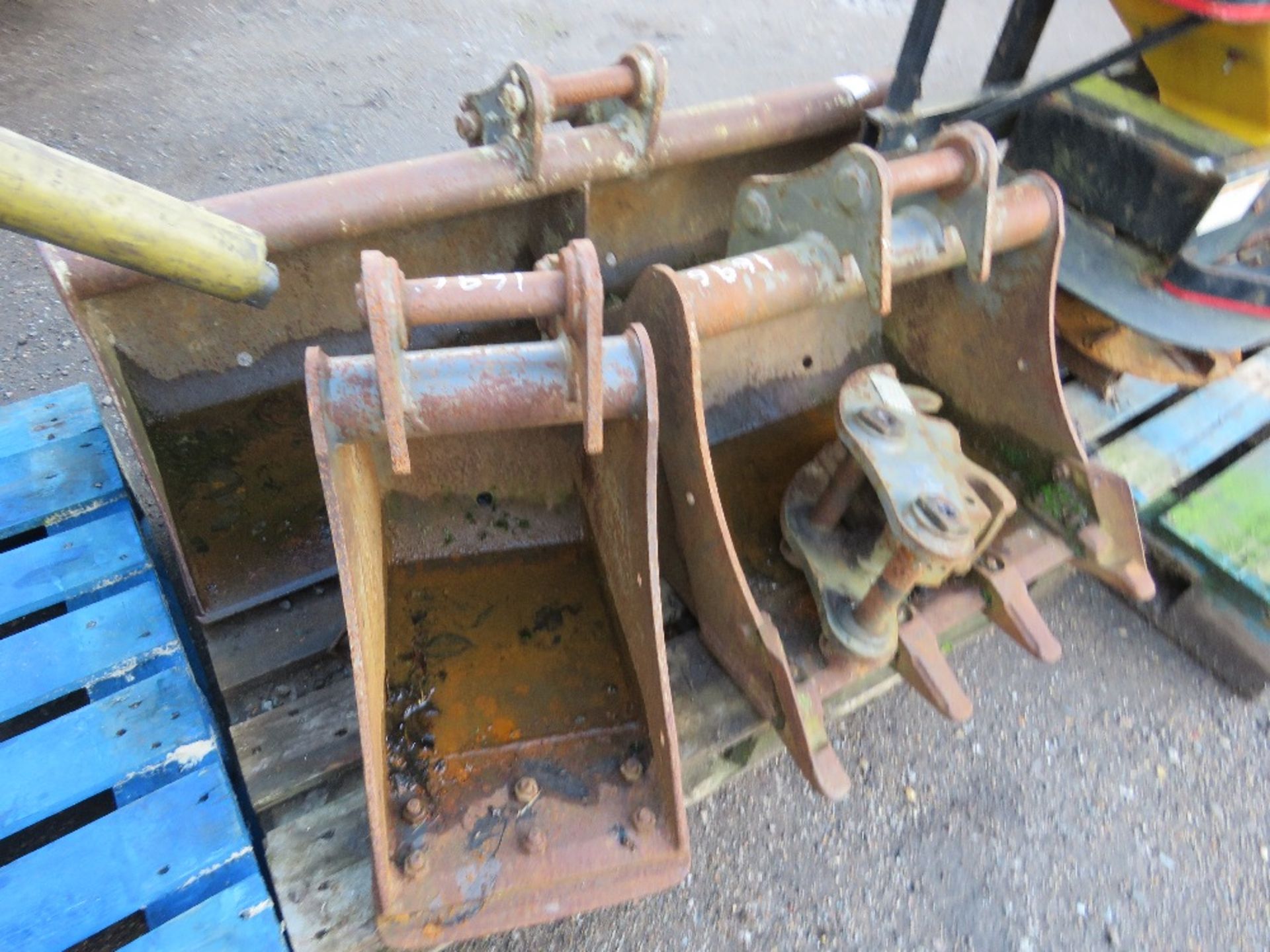 SET OF 3NO VOLVO EC27 EXCAVATOR BUCKETS WITH A MANUAL QUICK HITCH. LITTLE SIGNS OF USEAGE?? - Image 2 of 5