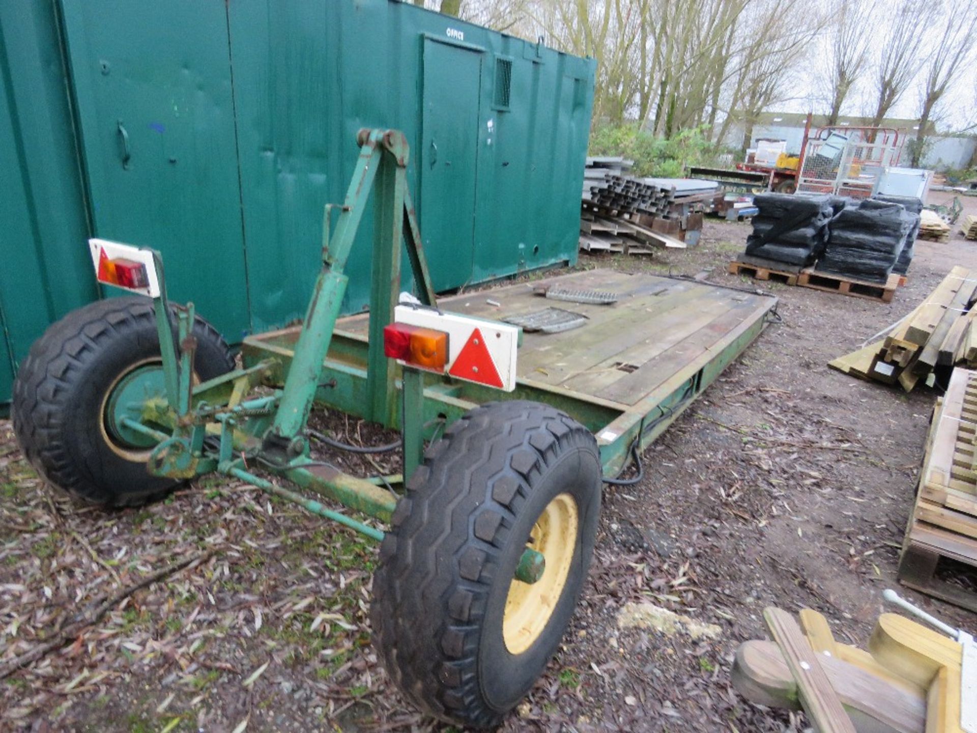 DROP BED SINGLE AXLE TRACTOR DRAWN LOW LOADER TRAILER WITH HYDRAULIC LOWERING BED PLUS 2 SHORT RAMPS - Image 7 of 7