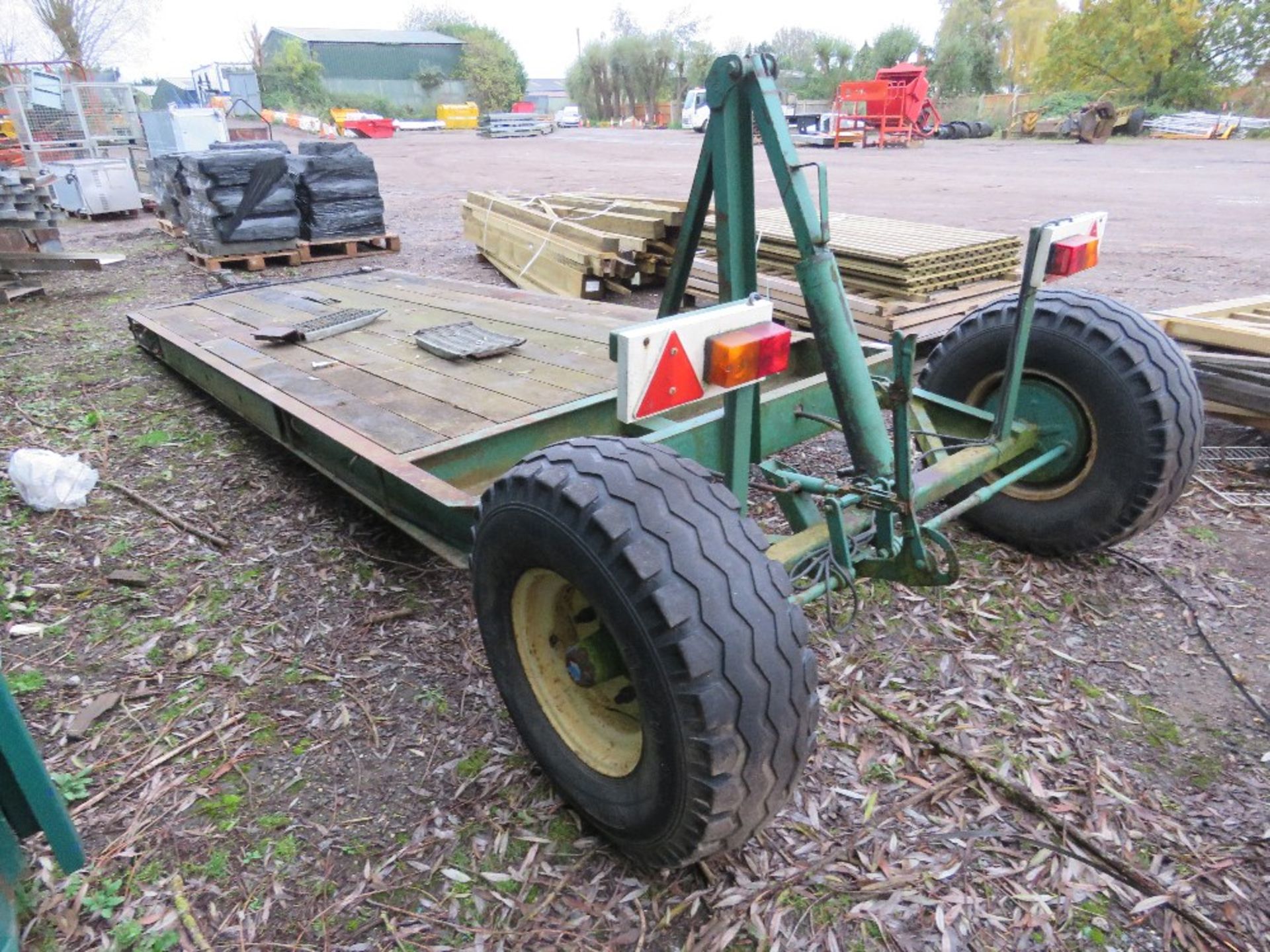 DROP BED SINGLE AXLE TRACTOR DRAWN LOW LOADER TRAILER WITH HYDRAULIC LOWERING BED PLUS 2 SHORT RAMPS - Image 5 of 7