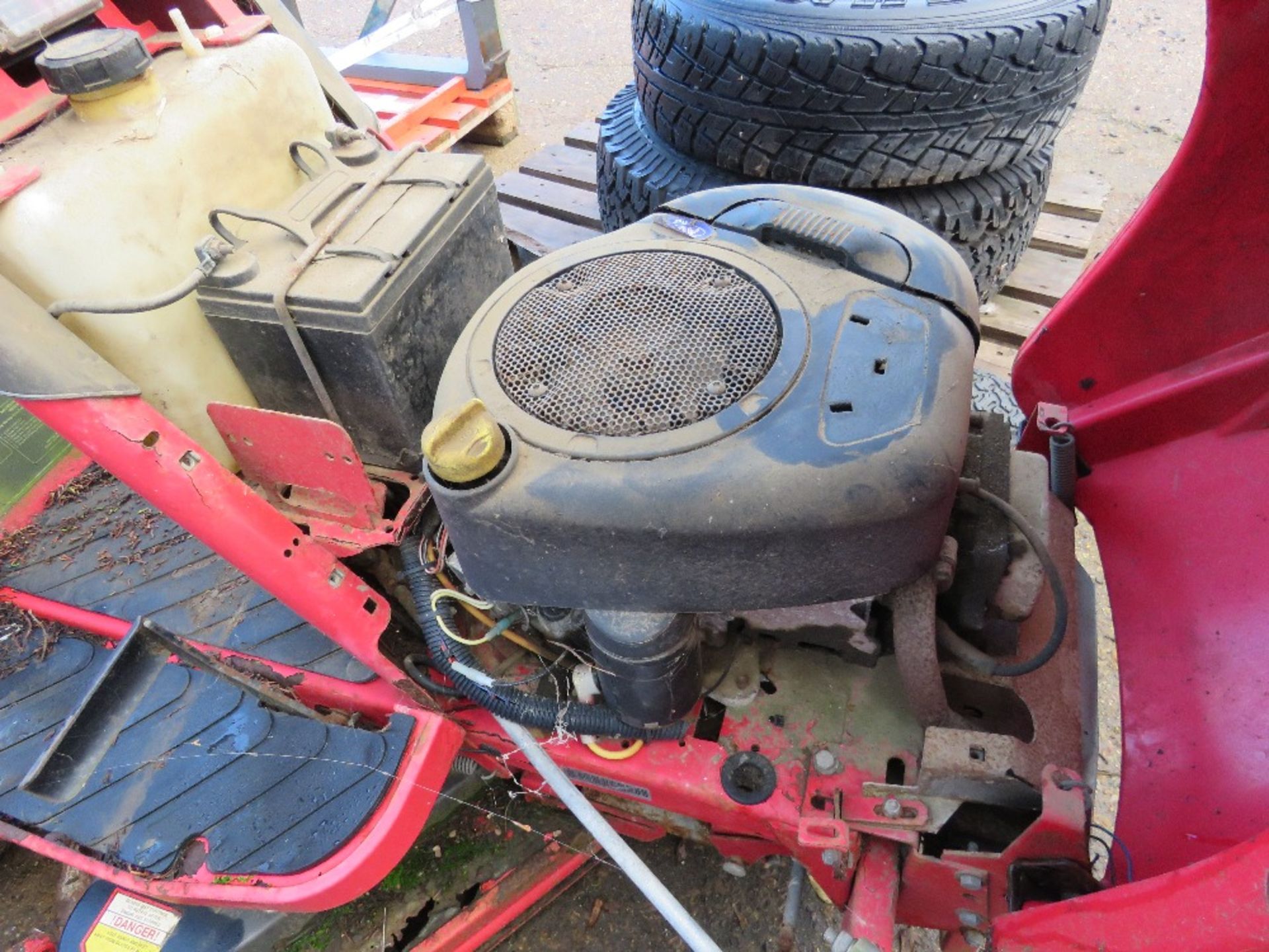 COUNTAX RIDE ON MOWER FOR SPARES OR REPAIR. THIS LOT IS SOLD UNDER THE AUCTIONEERS MARGIN SCHEME - Image 4 of 5