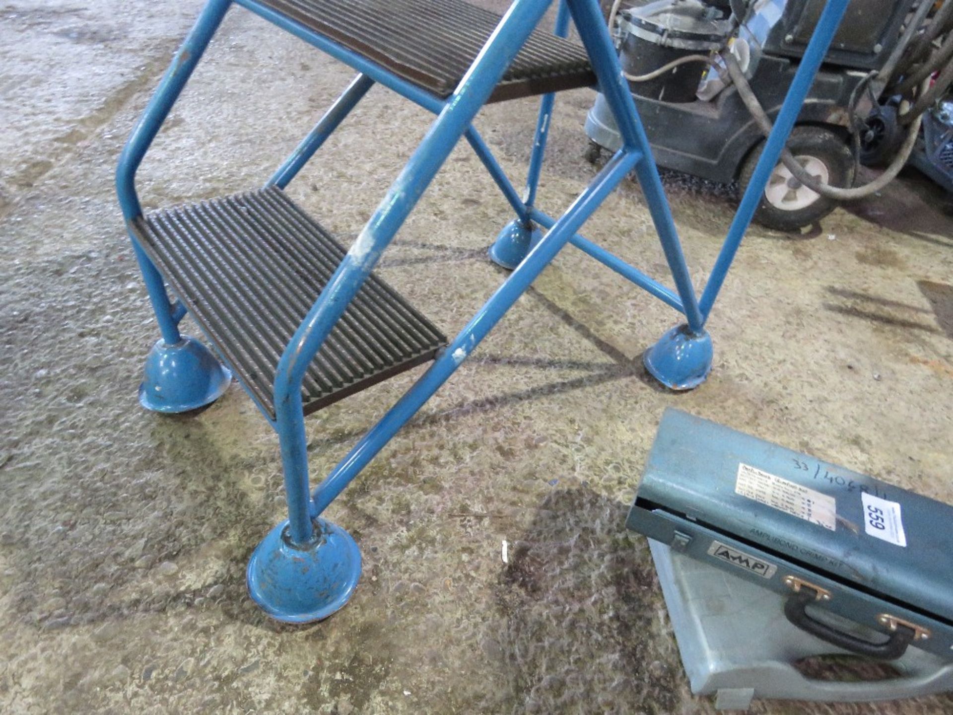 SMALL WHEELED STEPS. THIS LOT IS SOLD UNDER THE AUCTIONEERS MARGIN SCHEME, THEREFORE NO VAT WILL - Image 2 of 3