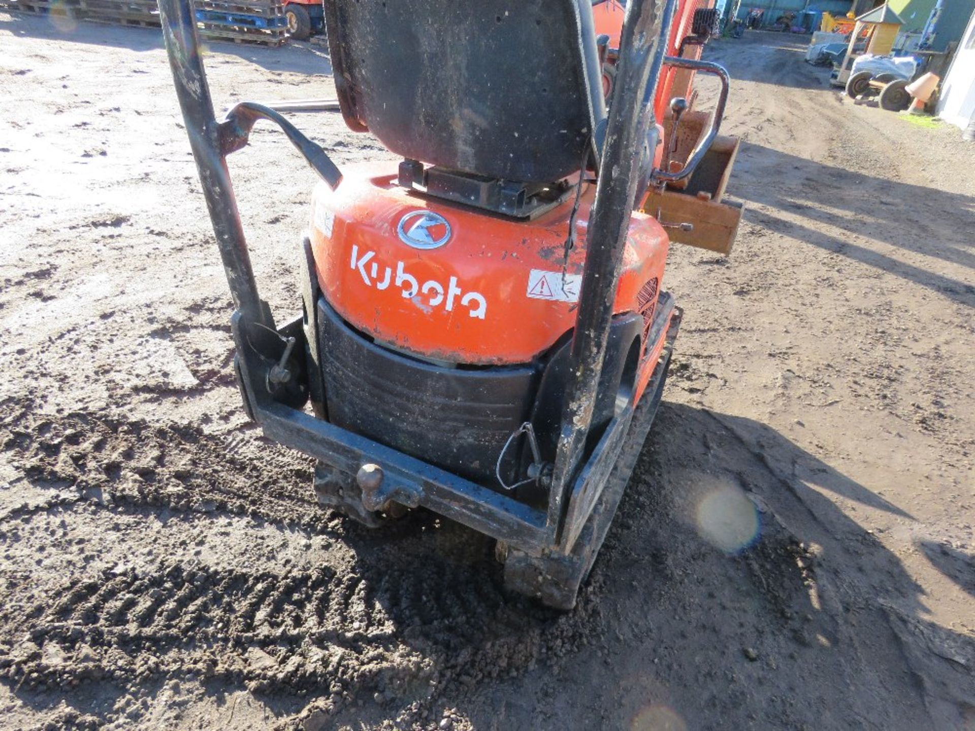 KUBOTA K008-3 MICRO EXCAVATOR WITH 3NO BUCKETS. SN:17804 year 2006 approx. 3703 rec hrs. DIRECT F - Image 5 of 9