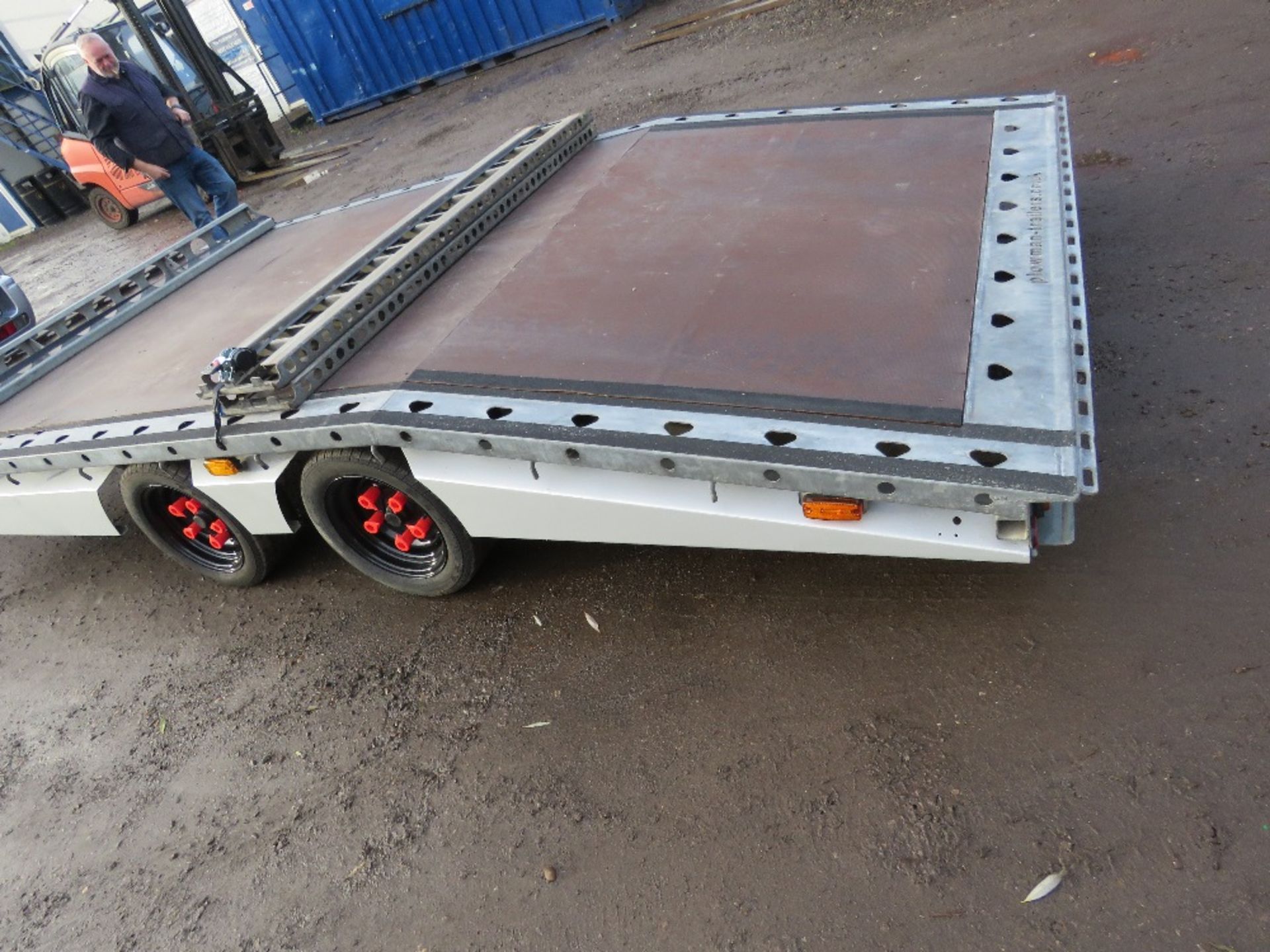 PLOWMAN PCT41 TWIN AXLED BEAVERTAIL TRAILER. 13FT X 7FT BED APPROX WITH RAMPS AS SHOWN. 3OOOKG RATED - Image 6 of 8