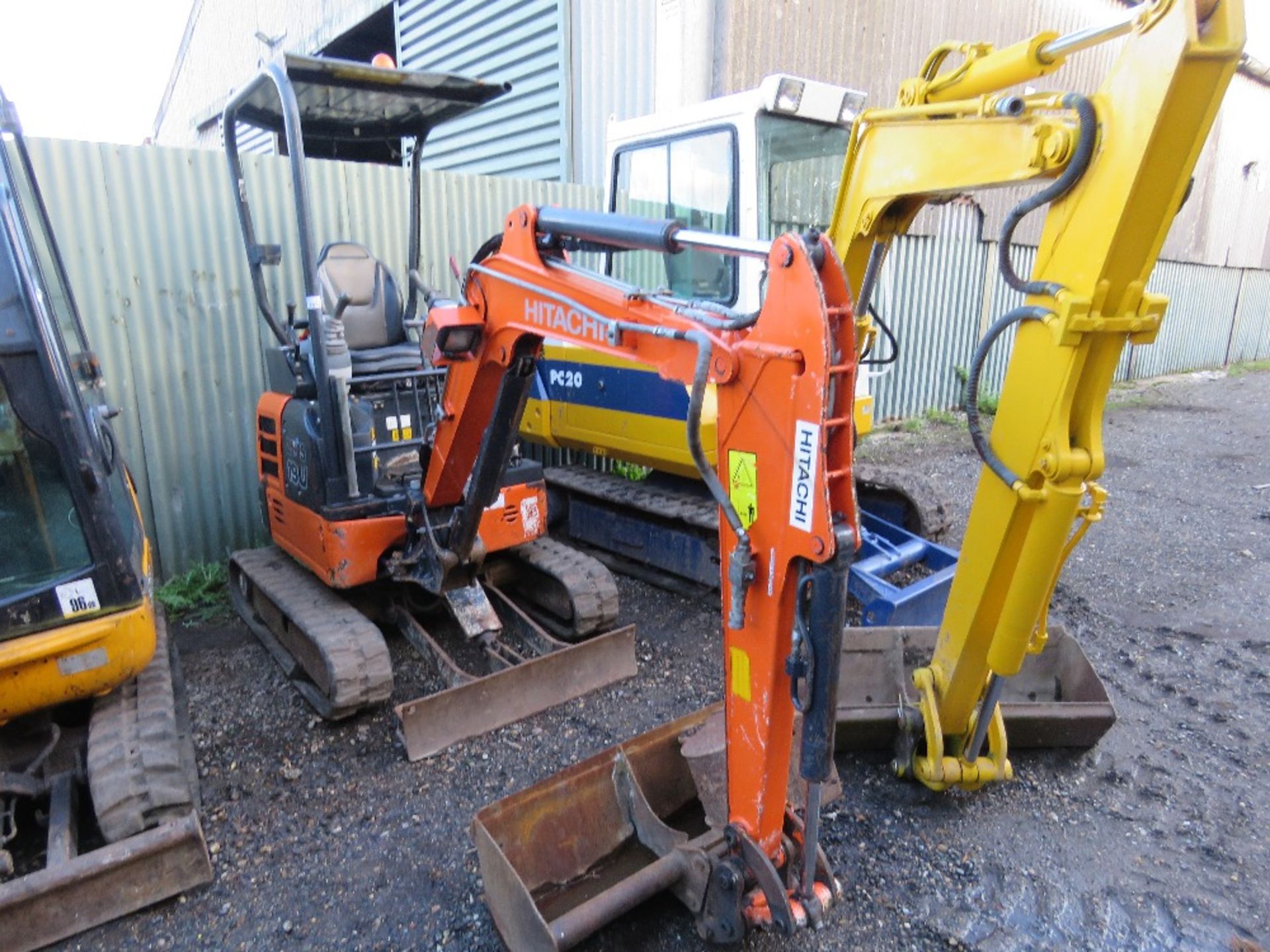 HITACHI ZAXIS 19U RUBBER TRACKED MINI EXCAVATOR, YEAR 2017 BUILD, WITH 2 BUCKETS, 2822 RECORDED HOUR - Image 2 of 13