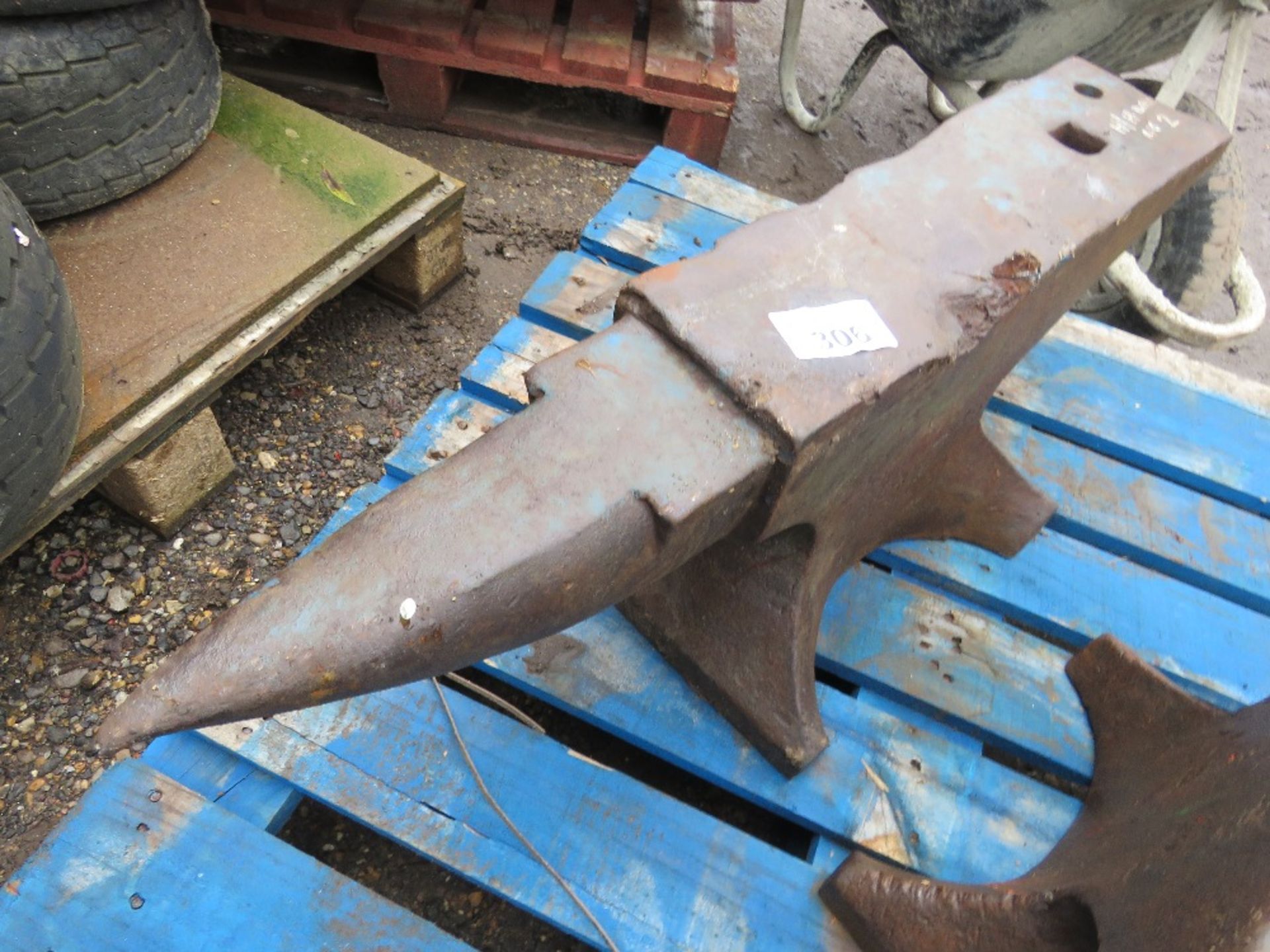 LARGE ANVIL 80CM LENGTH APPROX.