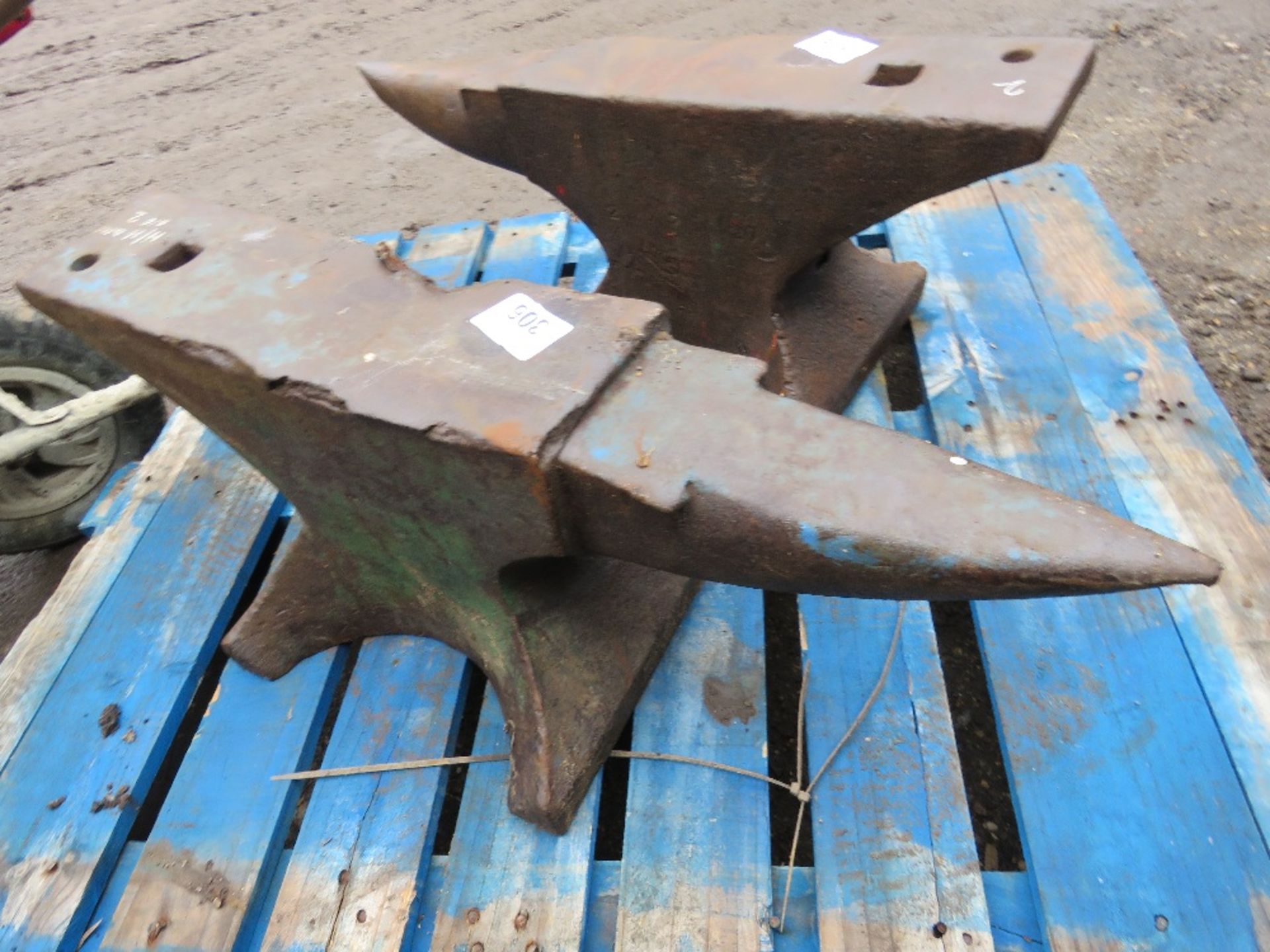LARGE ANVIL 80CM LENGTH APPROX. - Image 2 of 3