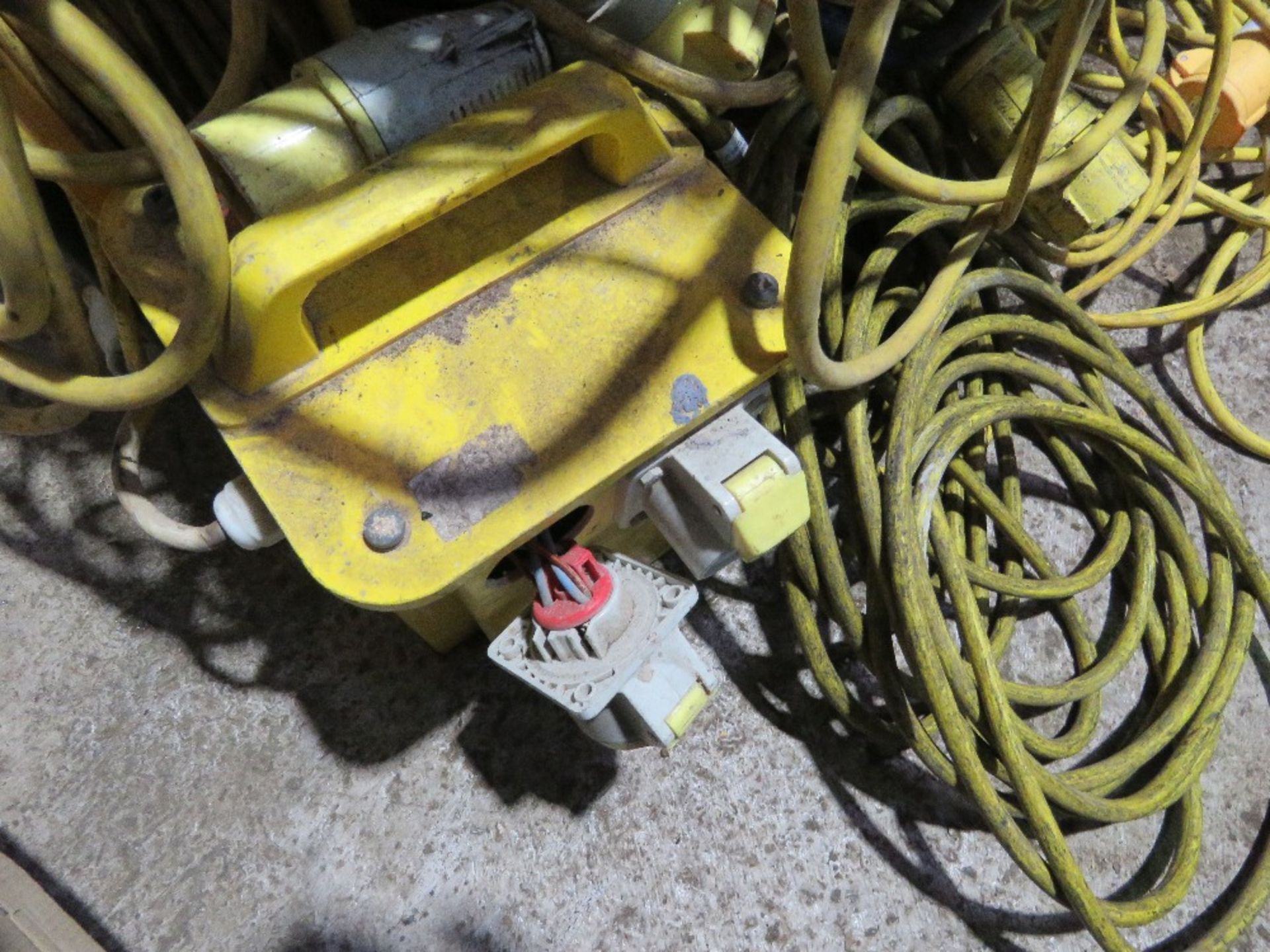 TRANSFORMER PLUS 110V LEADS AND LIGHTS. THIS LOT IS SOLD UNDER THE AUCTIONEERS MARGIN SCHEME, TH - Image 3 of 4