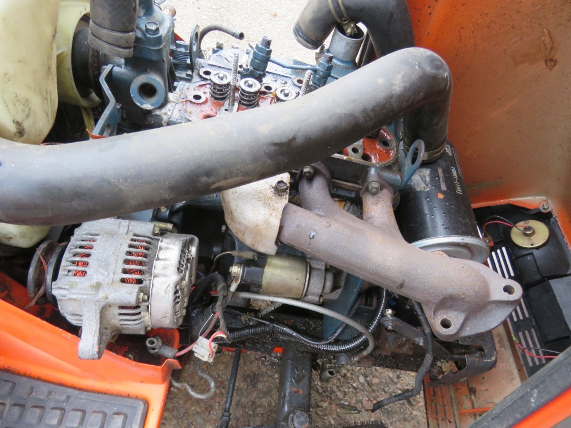 KUBOTA G1700 HST DIESEL RIDE ON MOWER. ENGINE PARTLY STRIPPED, AS SHOWN, SOLD AS UNTESTED/SPARES/REP - Image 7 of 8
