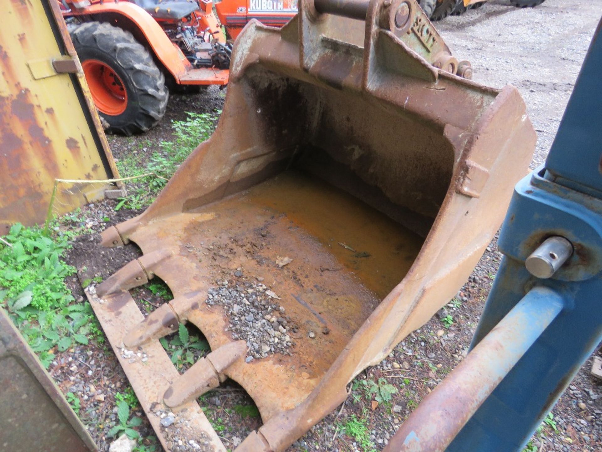 LARGE TOOTHE EXCAVATOR BUCKET 5FT WIDTH APPROX ON 80MM PINS. THIS LOT IS SOLD UNDER THE AUCTIONE