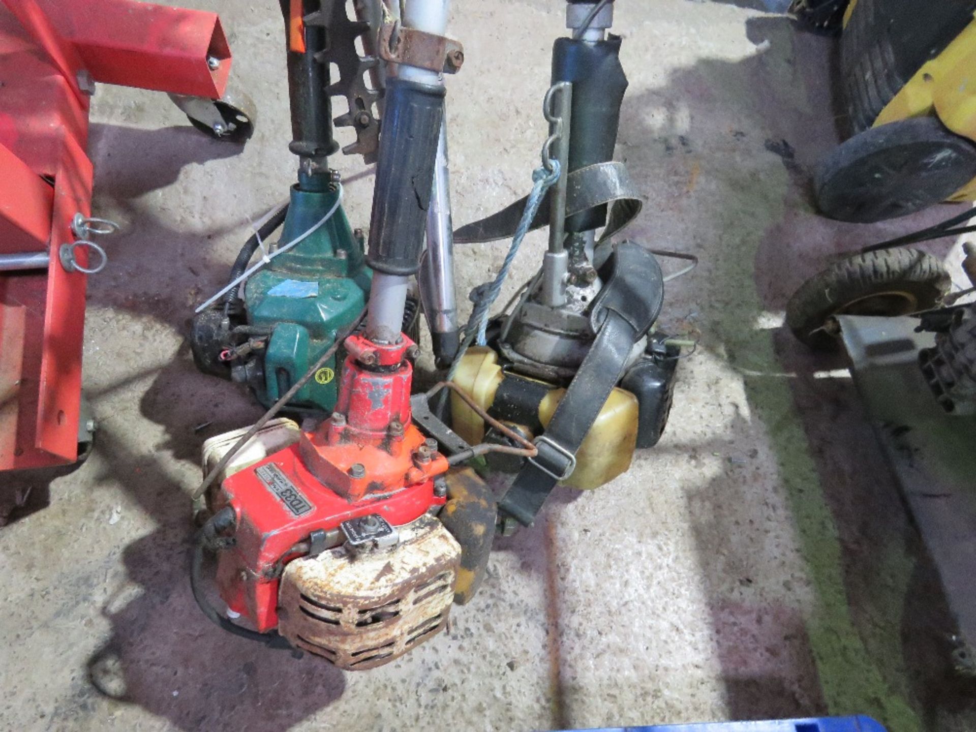 2 X STRIMMERS PLUS A MULTI TOOL UNIT. THIS LOT IS SOLD UNDER THE AUCTIONEERS MARGIN SCHEME, THER - Image 5 of 6