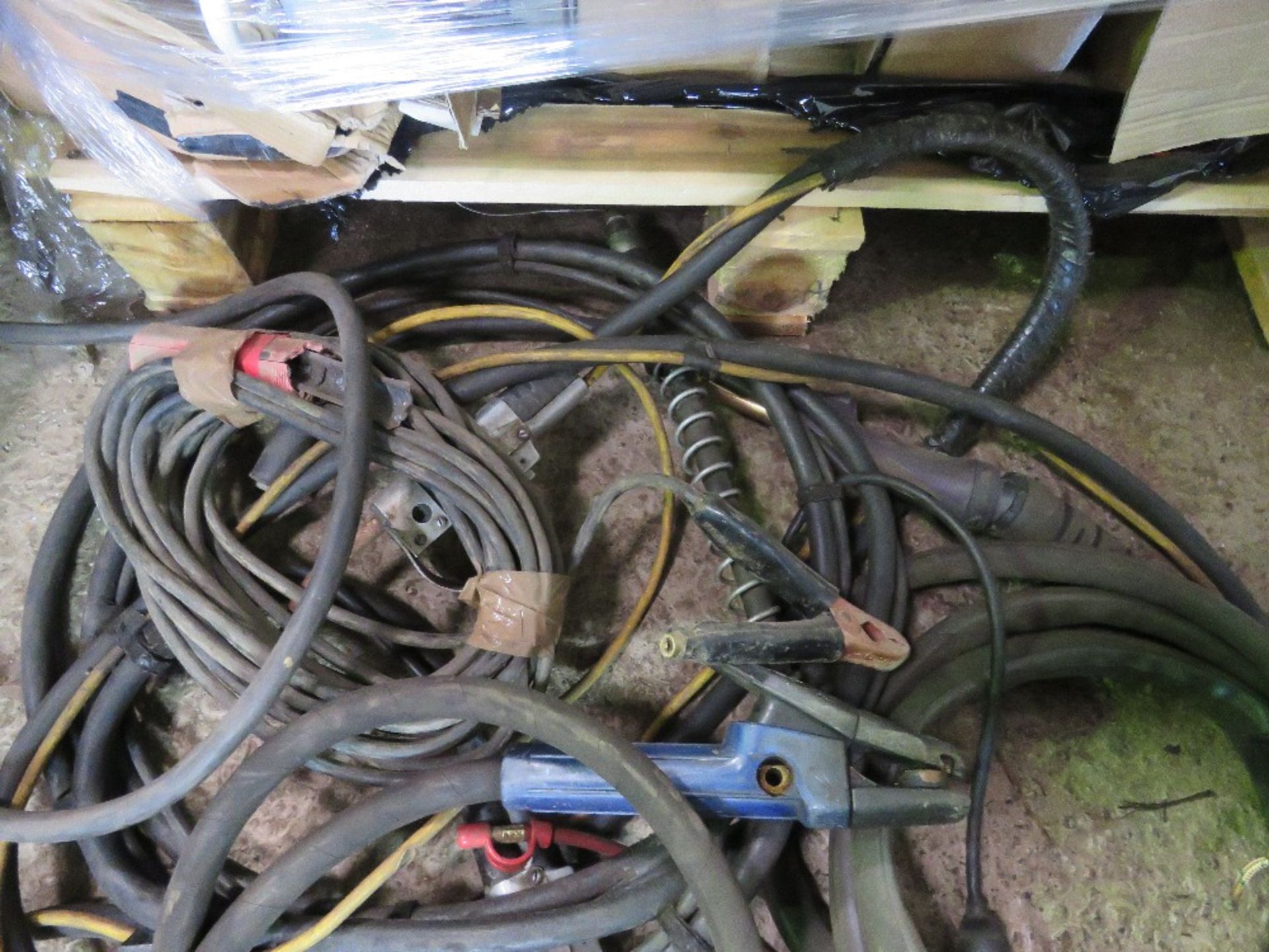 RED TOOL BOX PLUS ASSORTED WELDING LEADS/GUNS. - Image 4 of 8