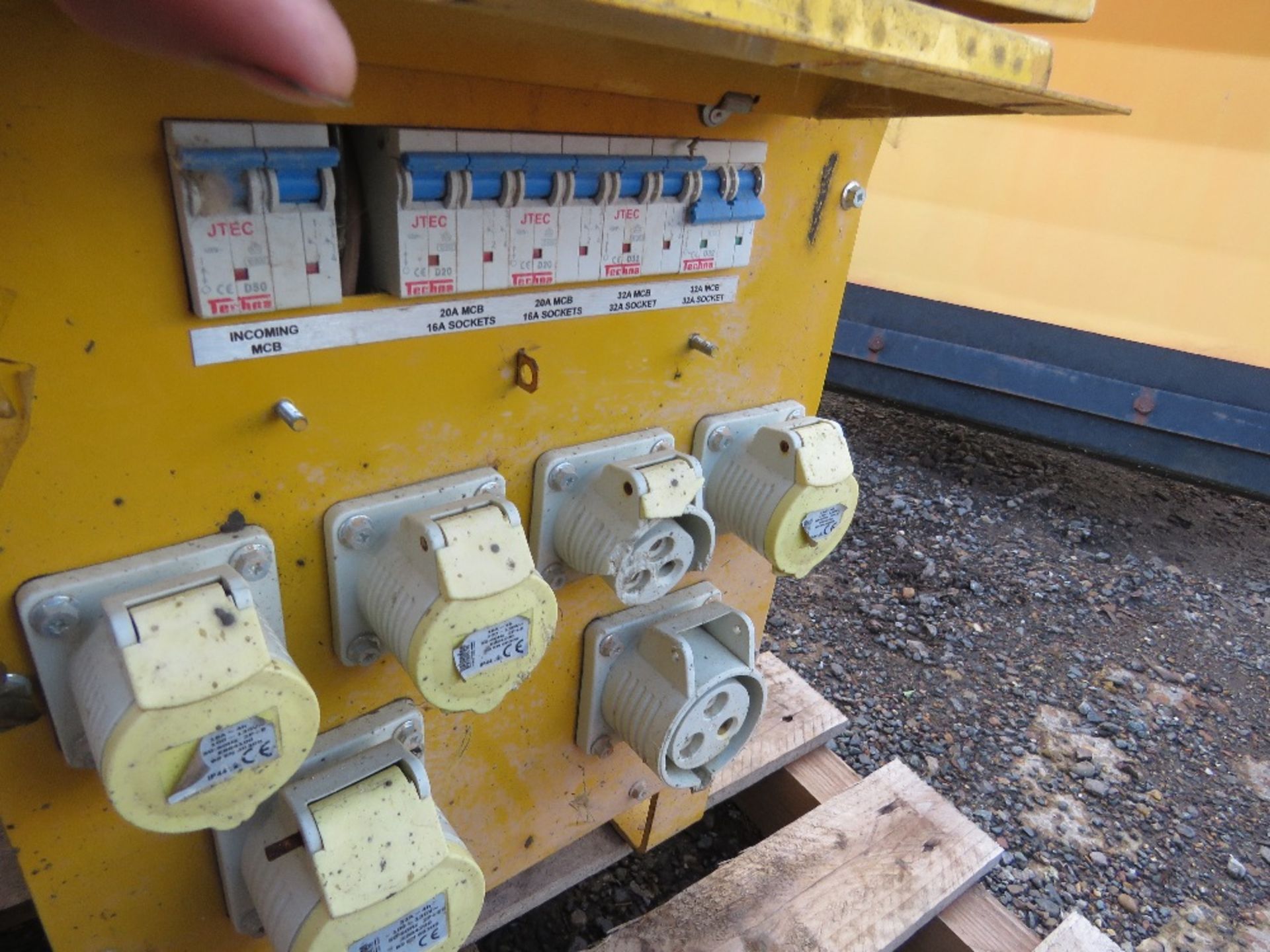 2 X LARGE SIZED SITE TRANSFORMERS, YELLOW PLUS AN EXTENSION LEAD. - Image 3 of 5