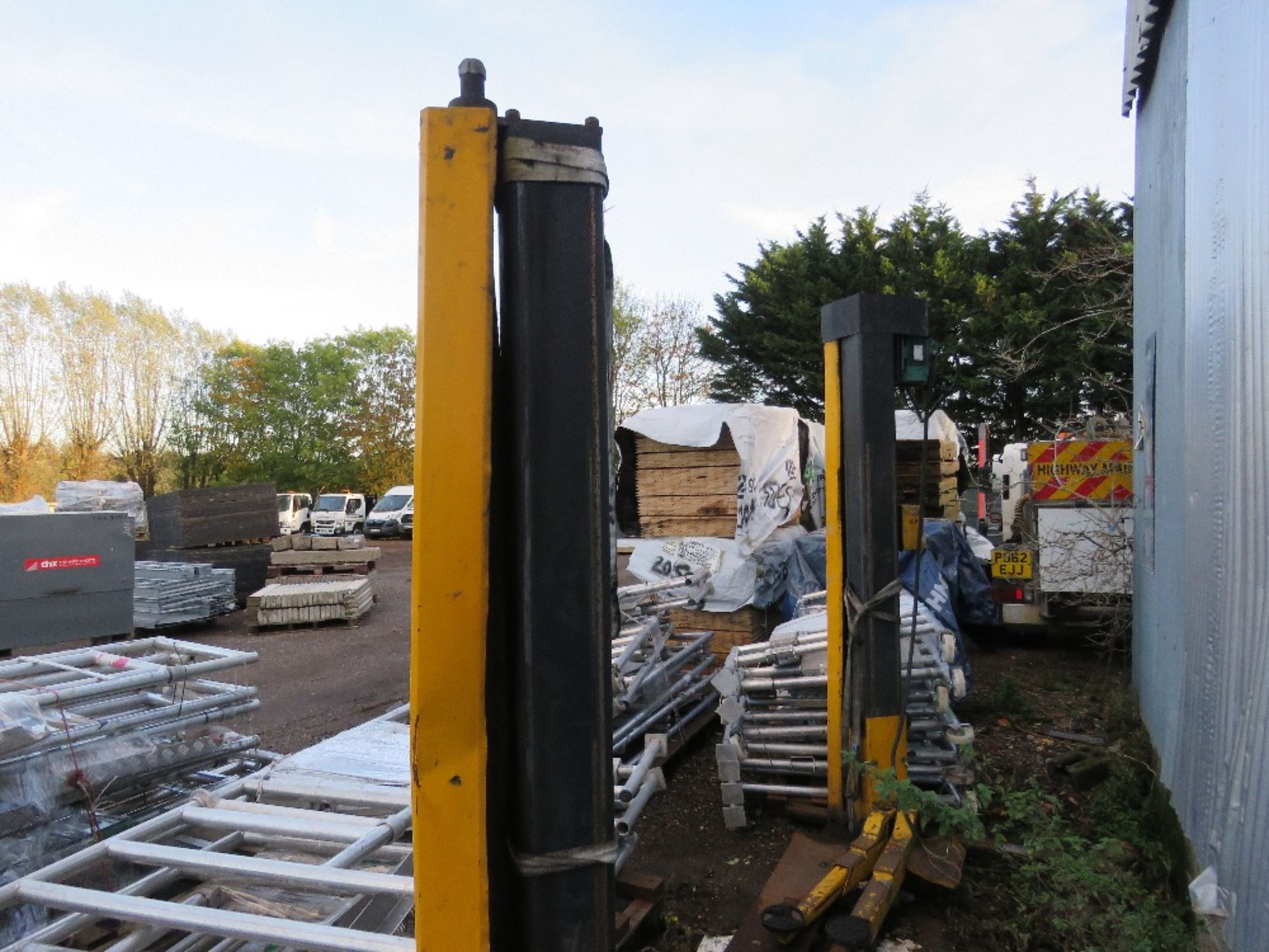 BRADBURY 2.5TONNE 2 POST VEHICLE LIFT UNIT. - Image 2 of 9