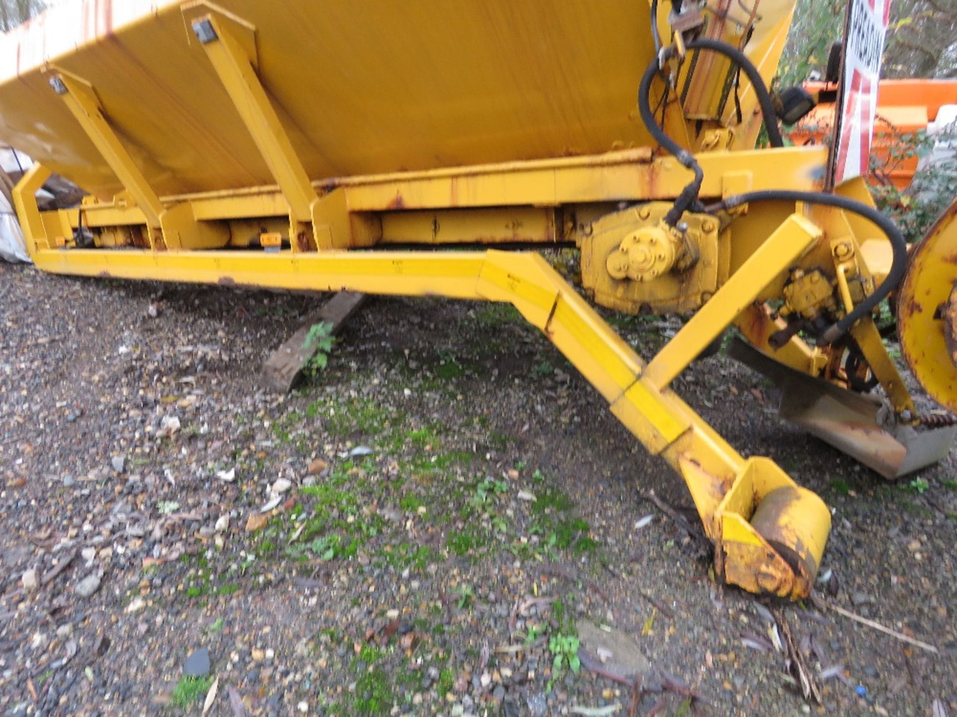GRITTER BODY ON HL5 FRAME, 10FT LENGTH APPROX. SUITABLE FOR 7.5 TONNE HOOK LOADER LORRY. - Image 3 of 6