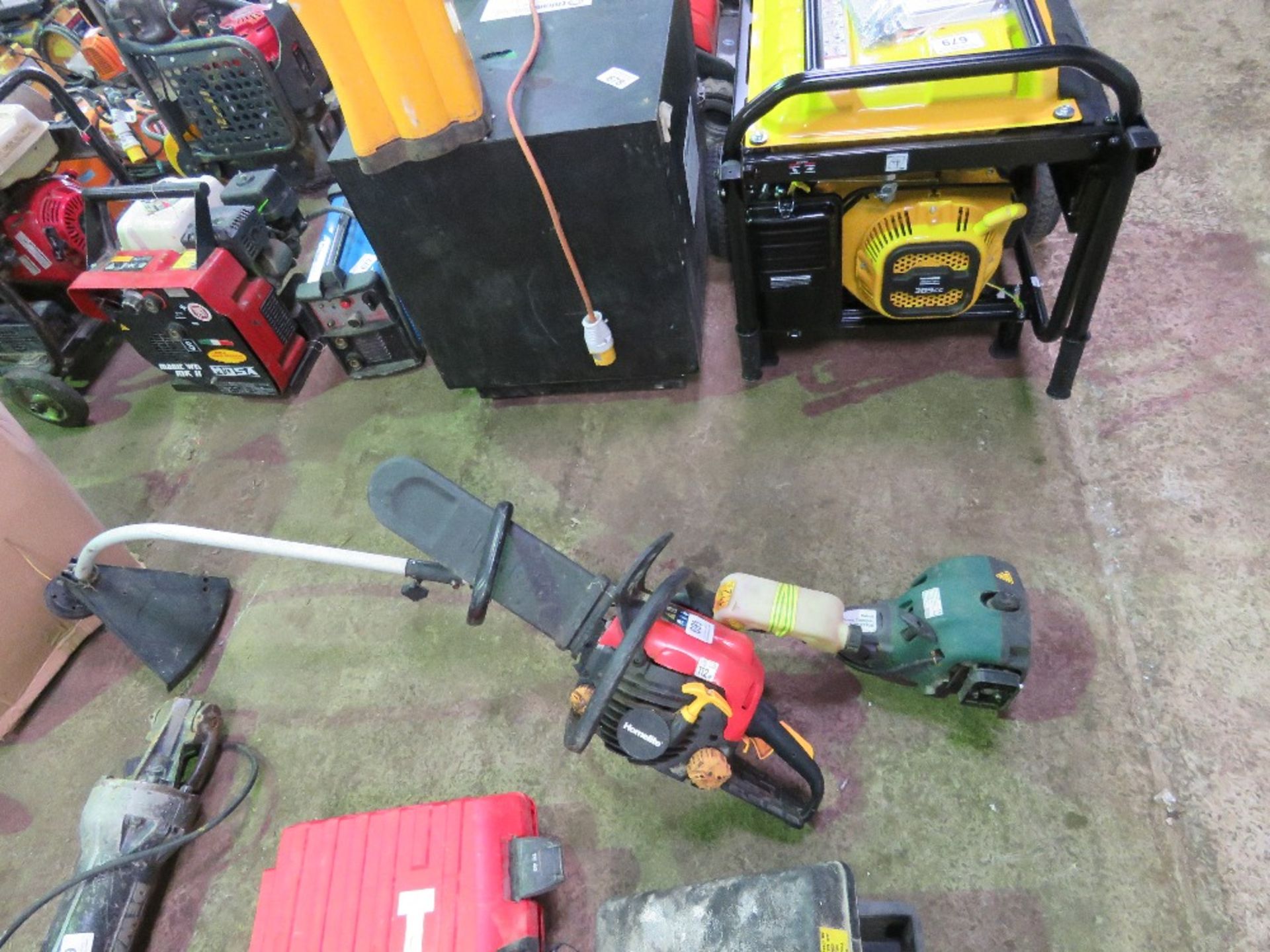 PETROL STRIMMER AND CHAINSAW. - Image 4 of 4