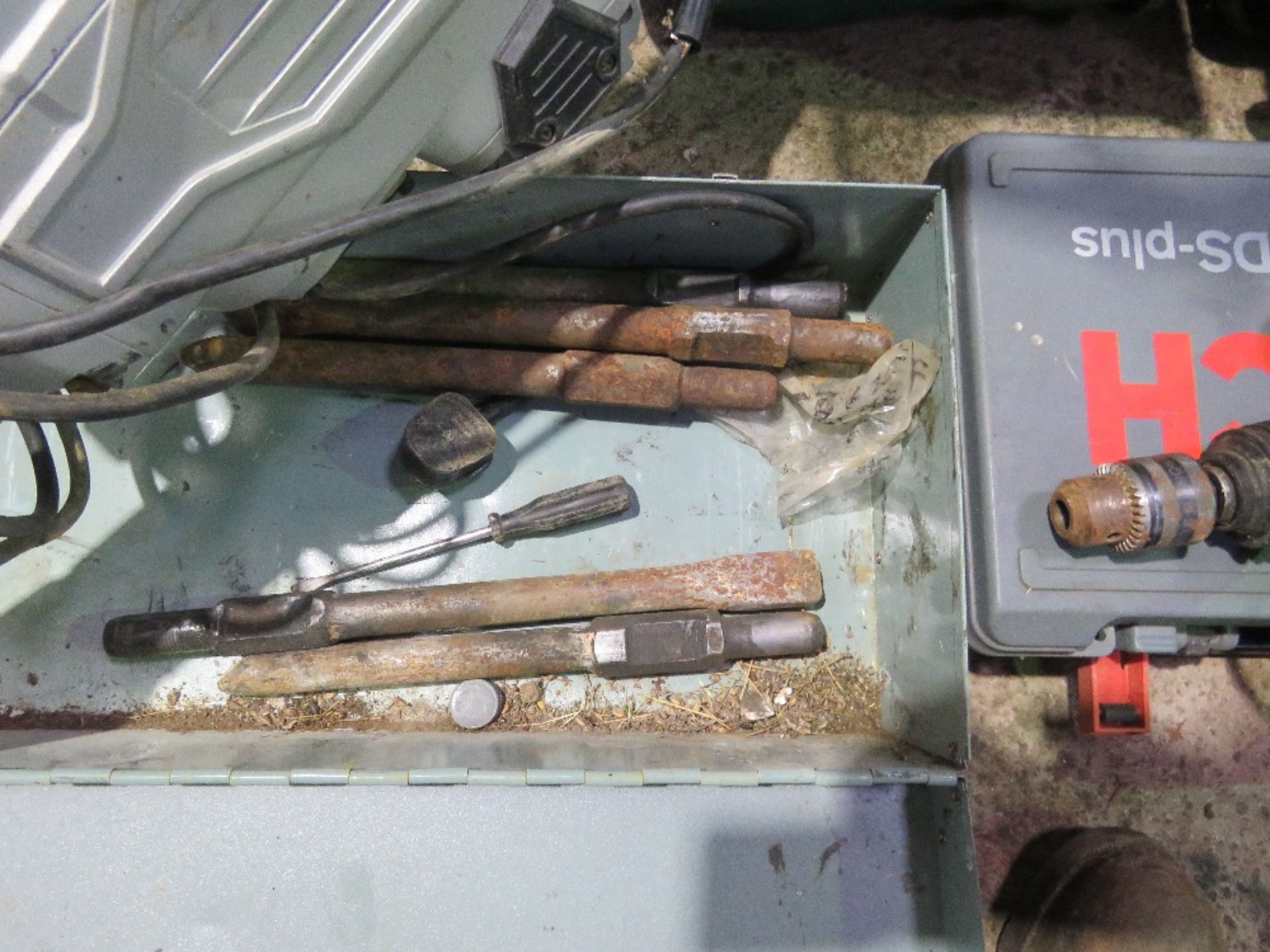 HEAVY DUTY BREAKER DRILL IN A BOX, INCLUDING POINTS, 240V POWERED. THIS LOT IS SOLD UNDER THE AU - Image 4 of 6