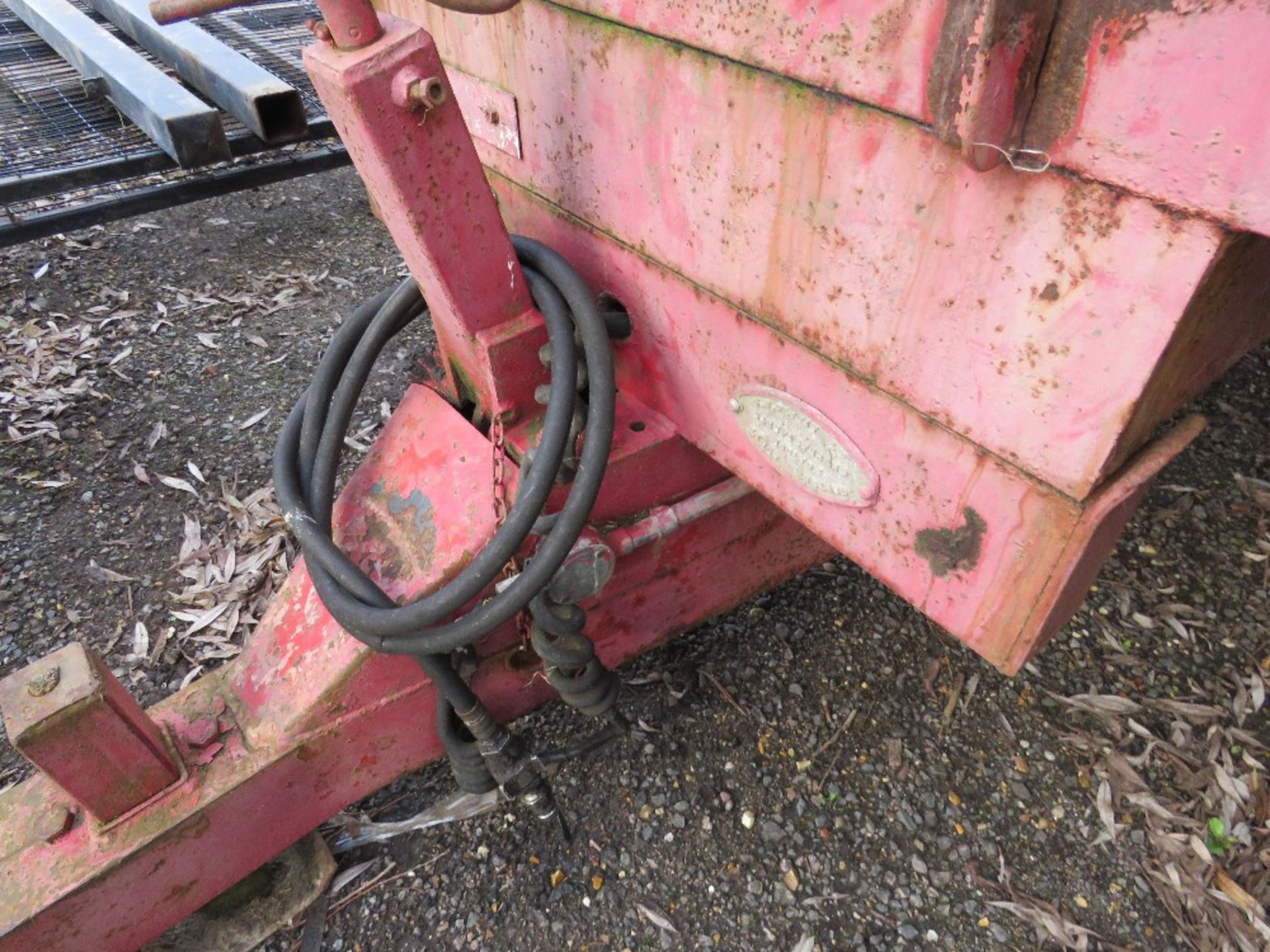 TRACTOR TOWED TWIN AXLED PETTIT GRAIN TIPPING TRAILER, 6 TONNE CAPACITY APPROX. DIRECT FROM LOCAL FA - Image 4 of 10