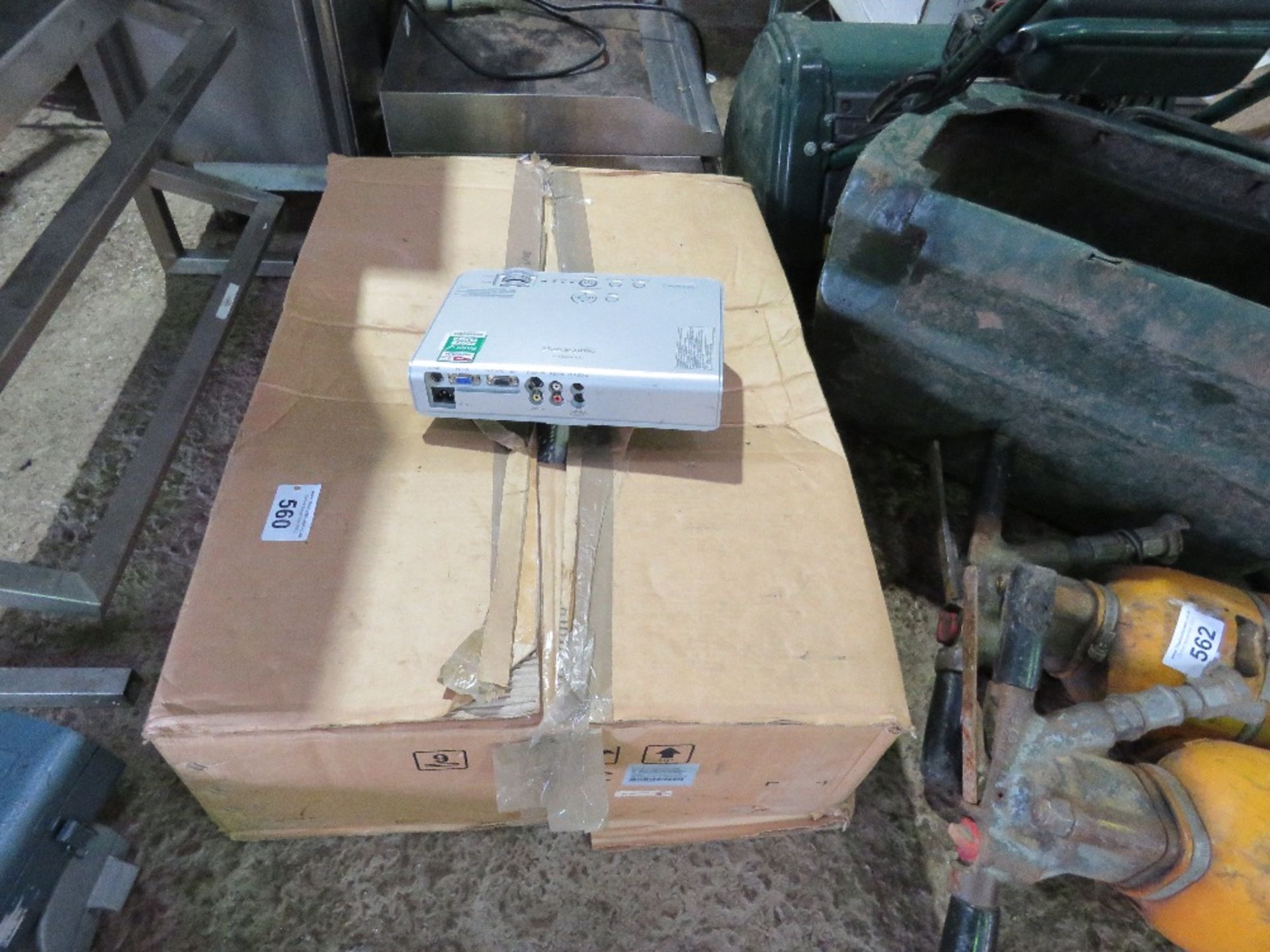 LARGE UPS UNIT PLUS A PROJECTOR. THIS LOT IS SOLD UNDER THE AUCTIONEERS MARGIN SCHEME, THEREFORE - Image 3 of 8