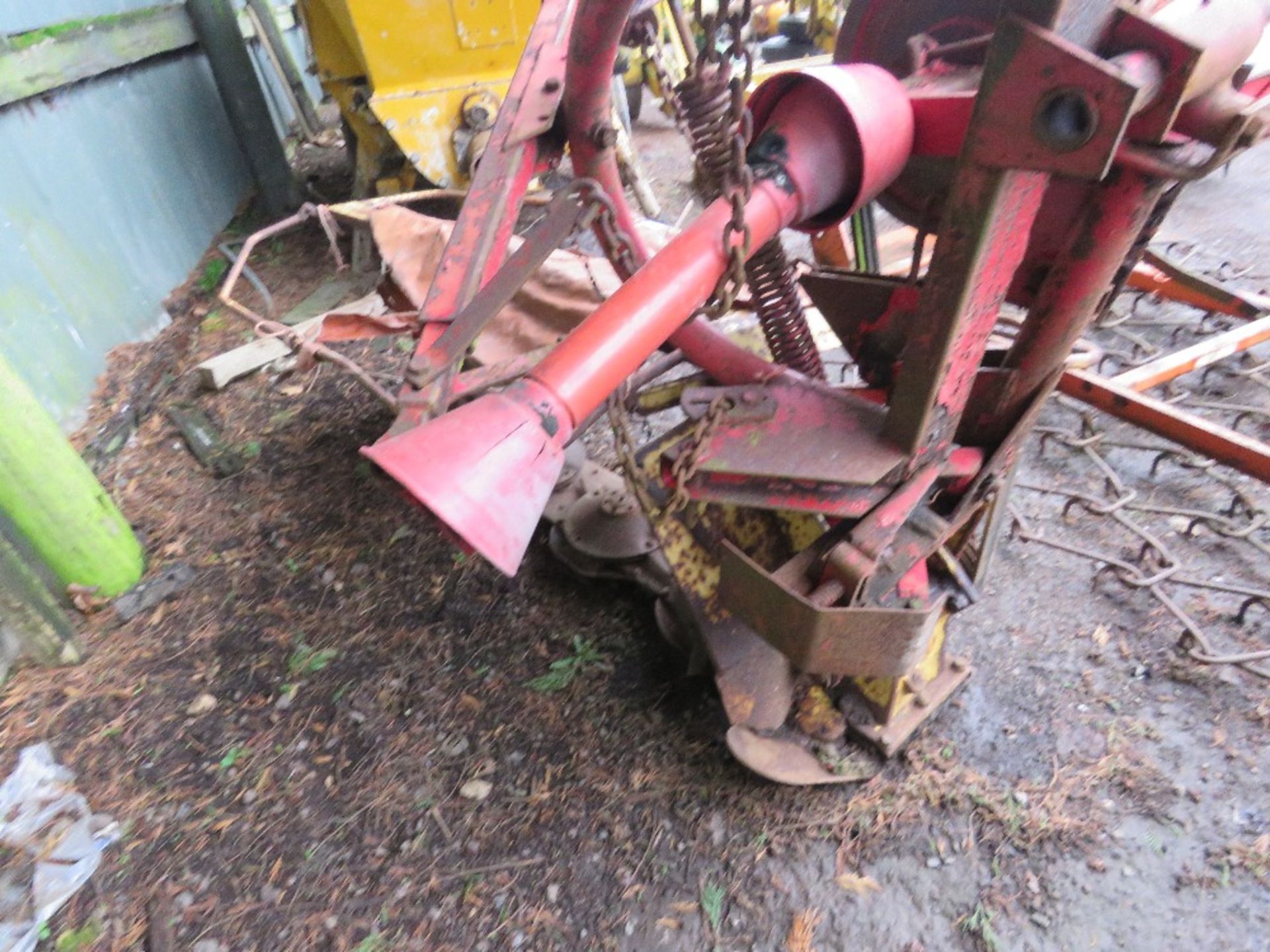 NEW HOLLAND DISC HAY MOWER, TRACTOR MOUNTED. THIS LOT IS SOLD UNDER THE AUCTIONEERS MARGIN SCHEME - Image 3 of 4