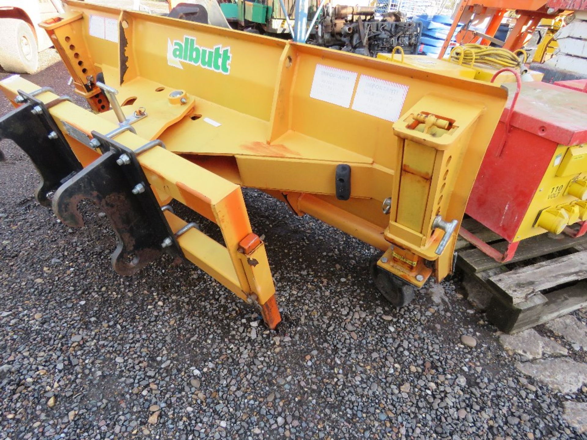 ALBUTT 7FT WIDTH ADJUSTABLE ANGLE SNOW PLOUGH WITH RUBBER BLADE, SUITABLE FOR JCB 515-40 LOADER OR S - Image 4 of 5